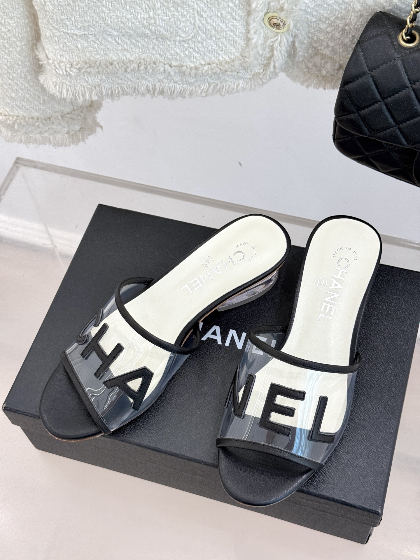 
CHANE*｜小香经典春夏新品
透明胶片字母水晶跟拖鞋
这一季的透明胶片拖鞋真的太美了！
这款拖鞋以浪