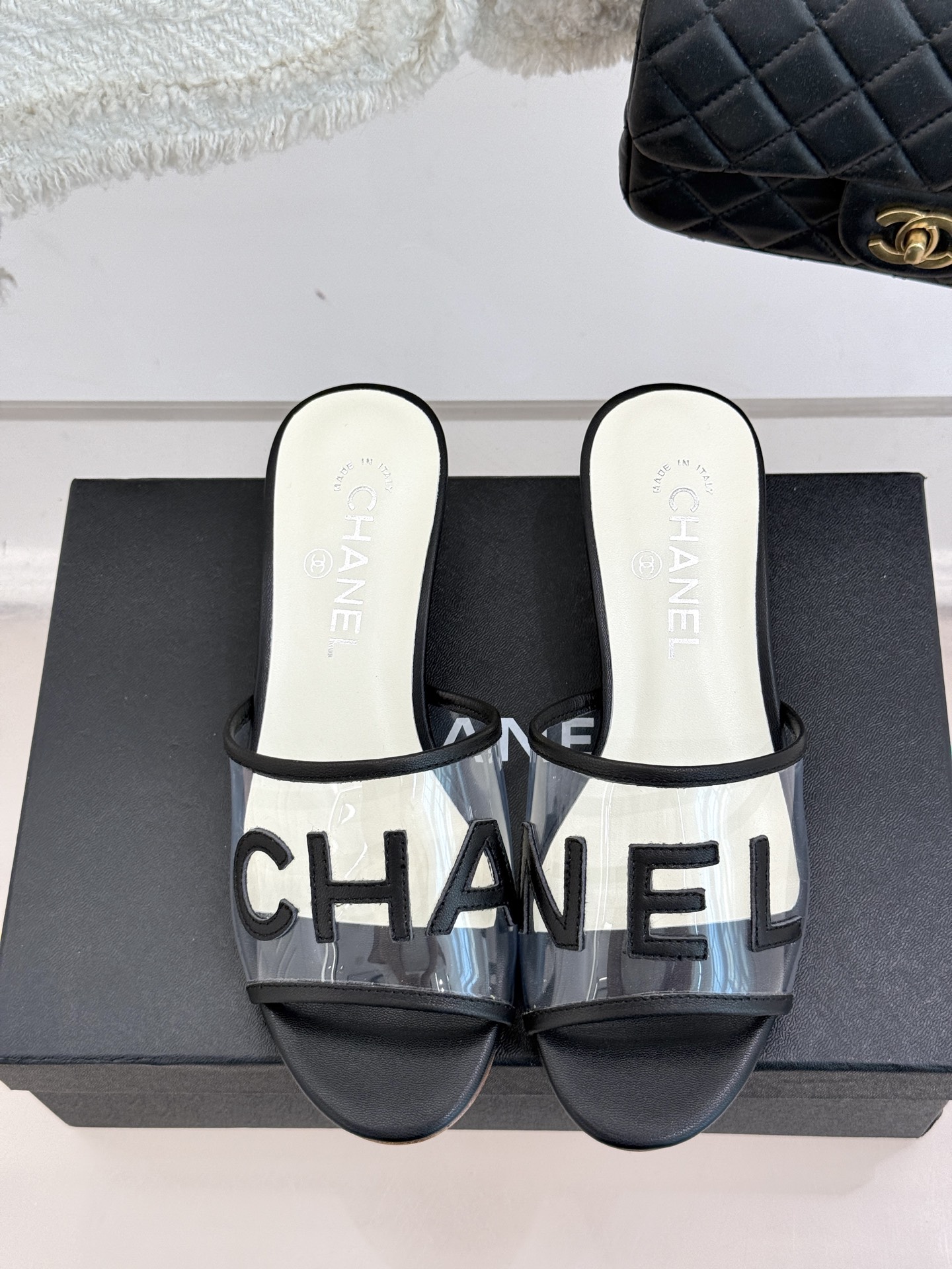 
CHANE*｜小香经典春夏新品
透明胶片字母水晶跟拖鞋
这一季的透明胶片拖鞋真的太美了！
这款拖鞋以浪