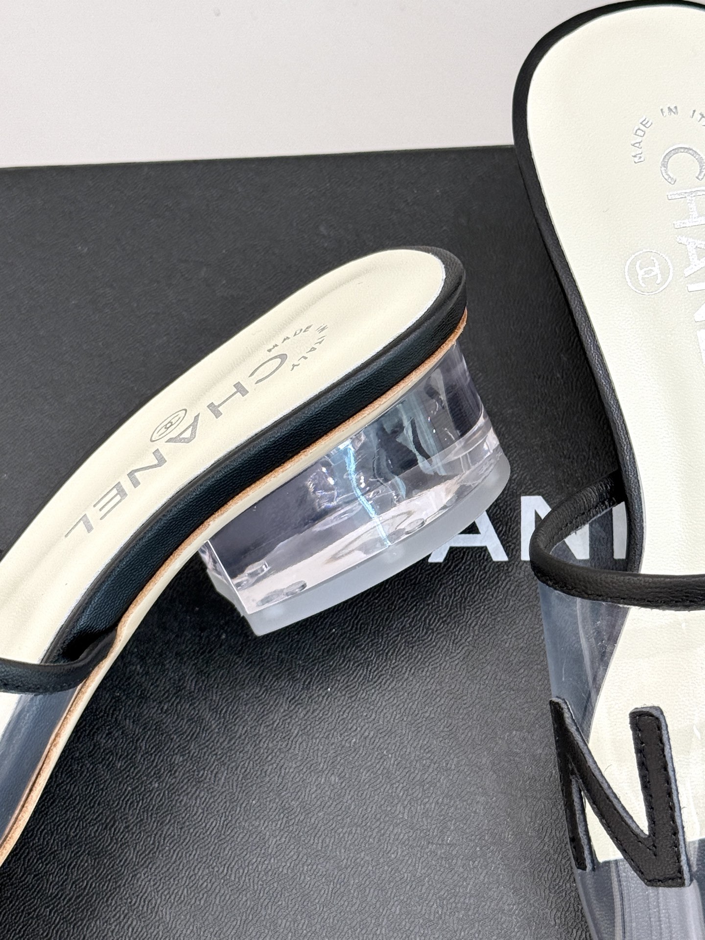 
CHANE*｜小香经典春夏新品
透明胶片字母水晶跟拖鞋
这一季的透明胶片拖鞋真的太美了！
这款拖鞋以浪