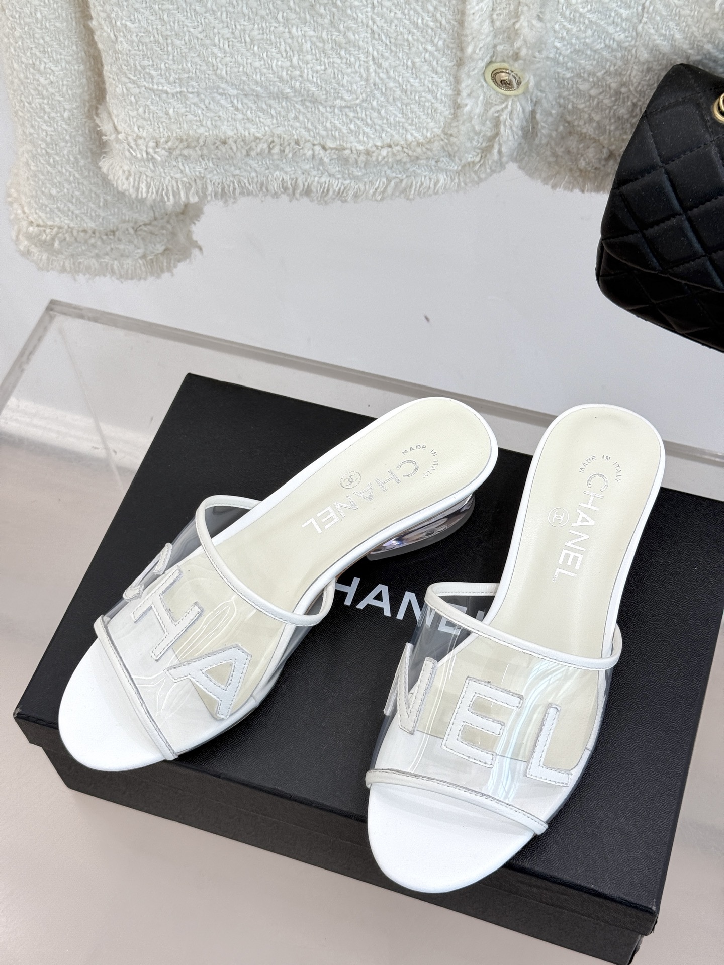 
CHANE*｜小香经典春夏新品
透明胶片字母水晶跟拖鞋
这一季的透明胶片拖鞋真的太美了！
这款拖鞋以浪
