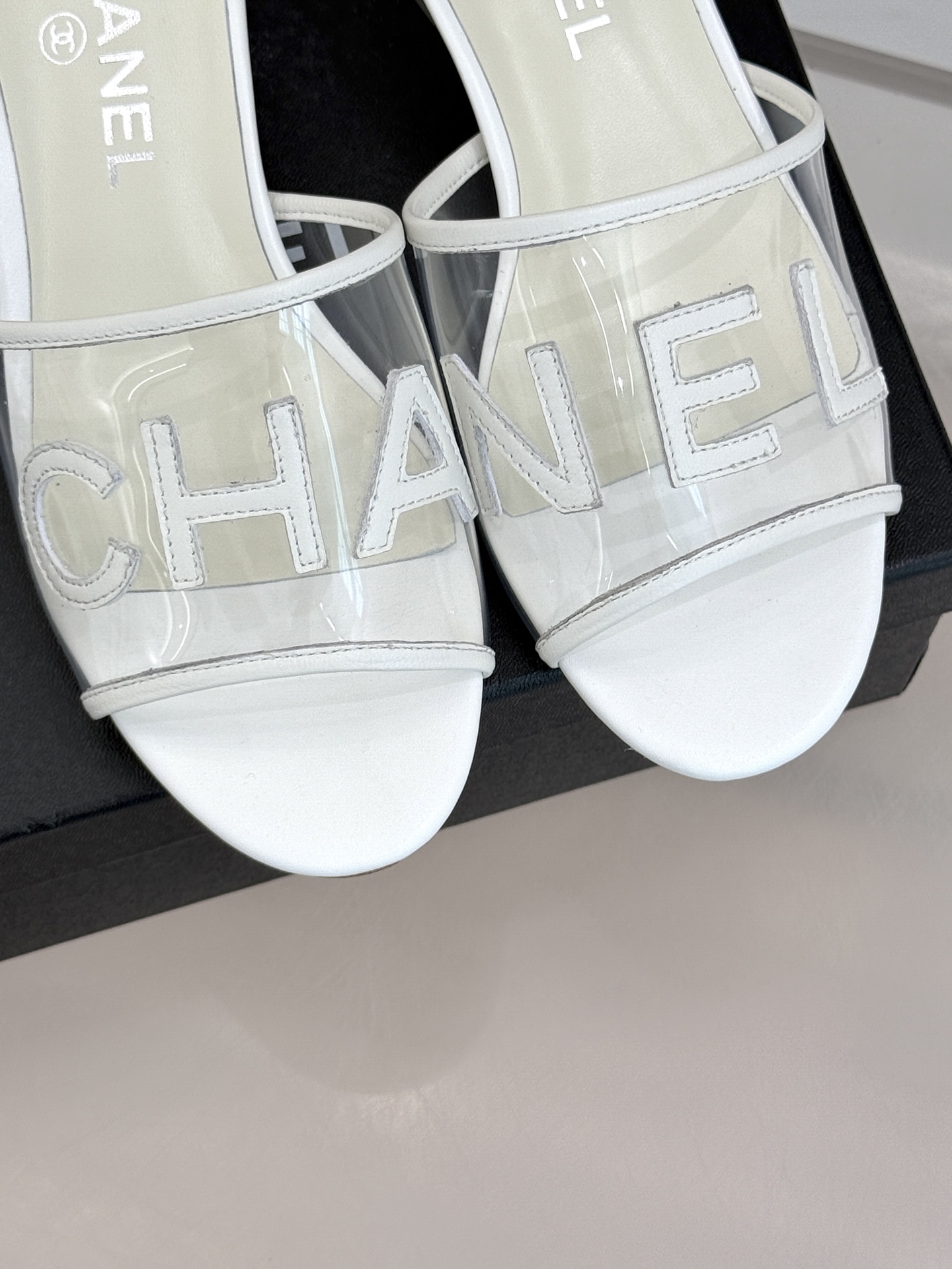 
CHANE*｜小香经典春夏新品
透明胶片字母水晶跟拖鞋
这一季的透明胶片拖鞋真的太美了！
这款拖鞋以浪