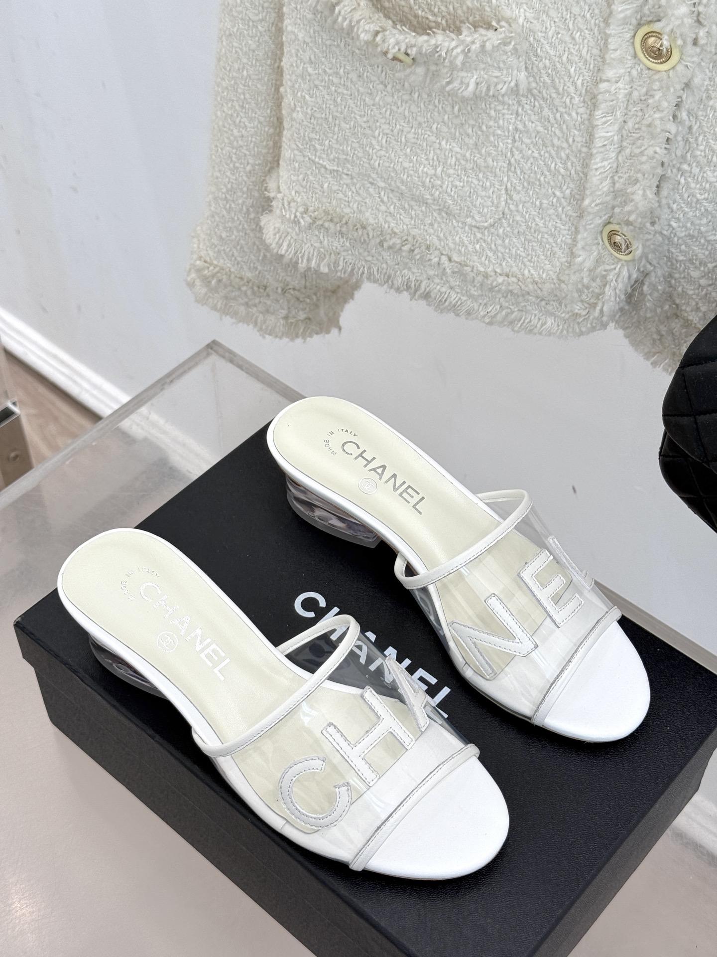 
CHANE*｜小香经典春夏新品
透明胶片字母水晶跟拖鞋
这一季的透明胶片拖鞋真的太美了！
这款拖鞋以浪
