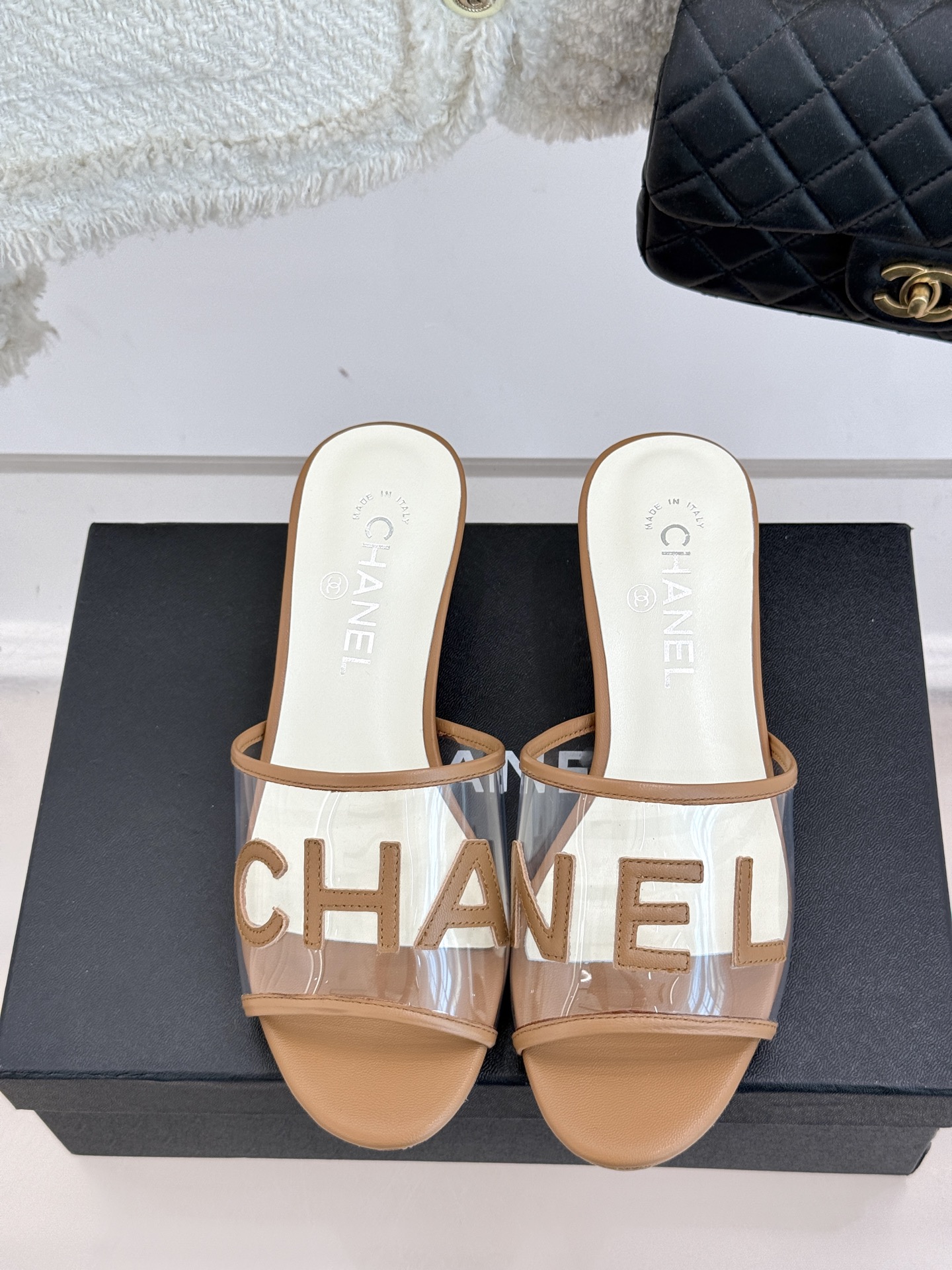
CHANE*｜小香经典春夏新品
透明胶片字母水晶跟拖鞋
这一季的透明胶片拖鞋真的太美了！
这款拖鞋以浪
