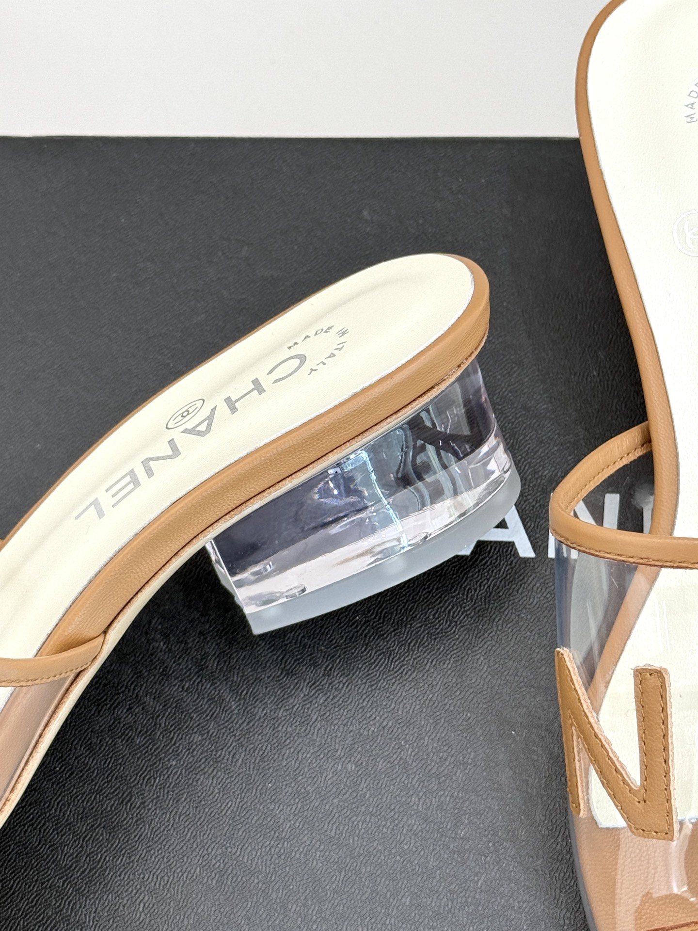 
CHANE*｜小香经典春夏新品
透明胶片字母水晶跟拖鞋
这一季的透明胶片拖鞋真的太美了！
这款拖鞋以浪