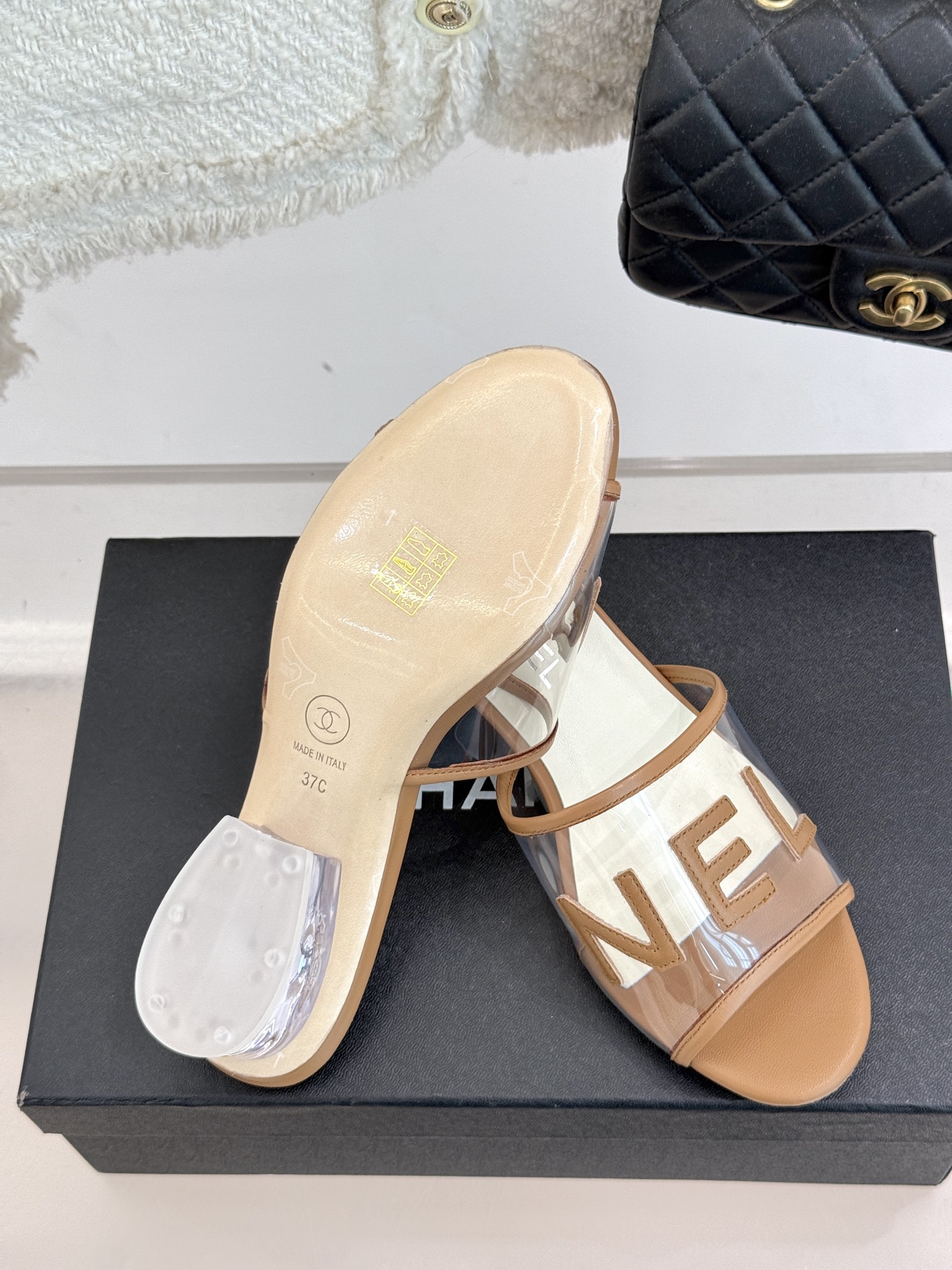 
CHANE*｜小香经典春夏新品
透明胶片字母水晶跟拖鞋
这一季的透明胶片拖鞋真的太美了！
这款拖鞋以浪