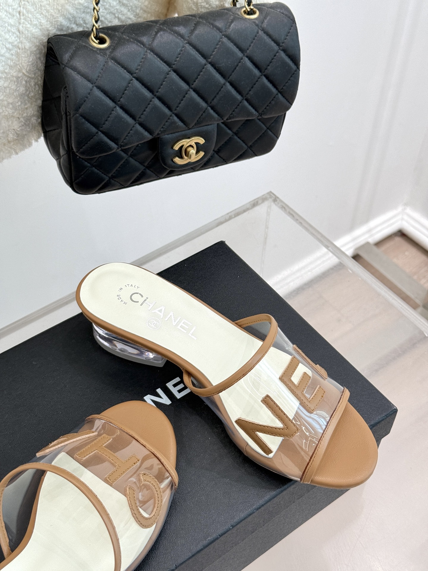 
CHANE*｜小香经典春夏新品
透明胶片字母水晶跟拖鞋
这一季的透明胶片拖鞋真的太美了！
这款拖鞋以浪