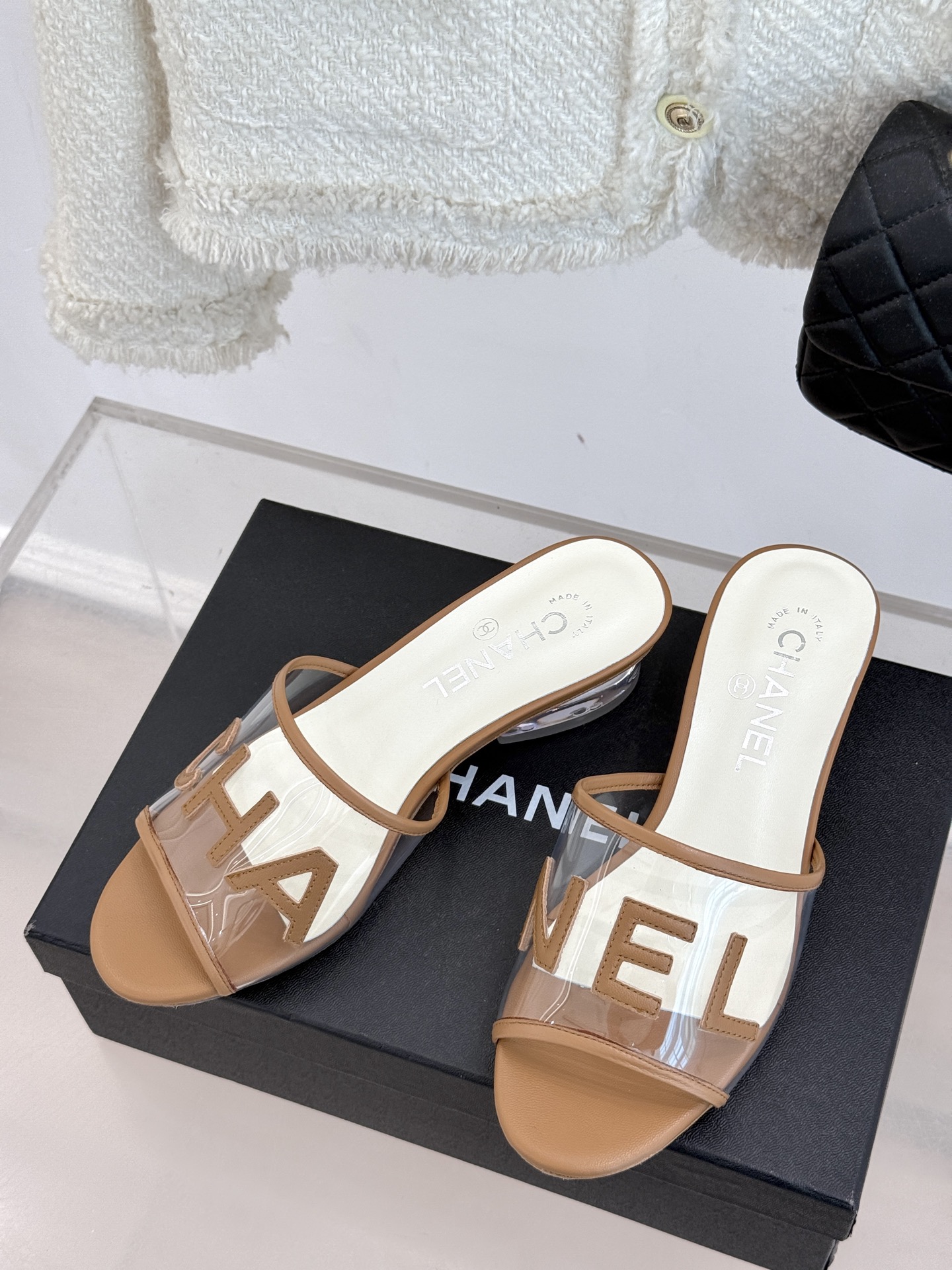 
CHANE*｜小香经典春夏新品
透明胶片字母水晶跟拖鞋
这一季的透明胶片拖鞋真的太美了！
这款拖鞋以浪