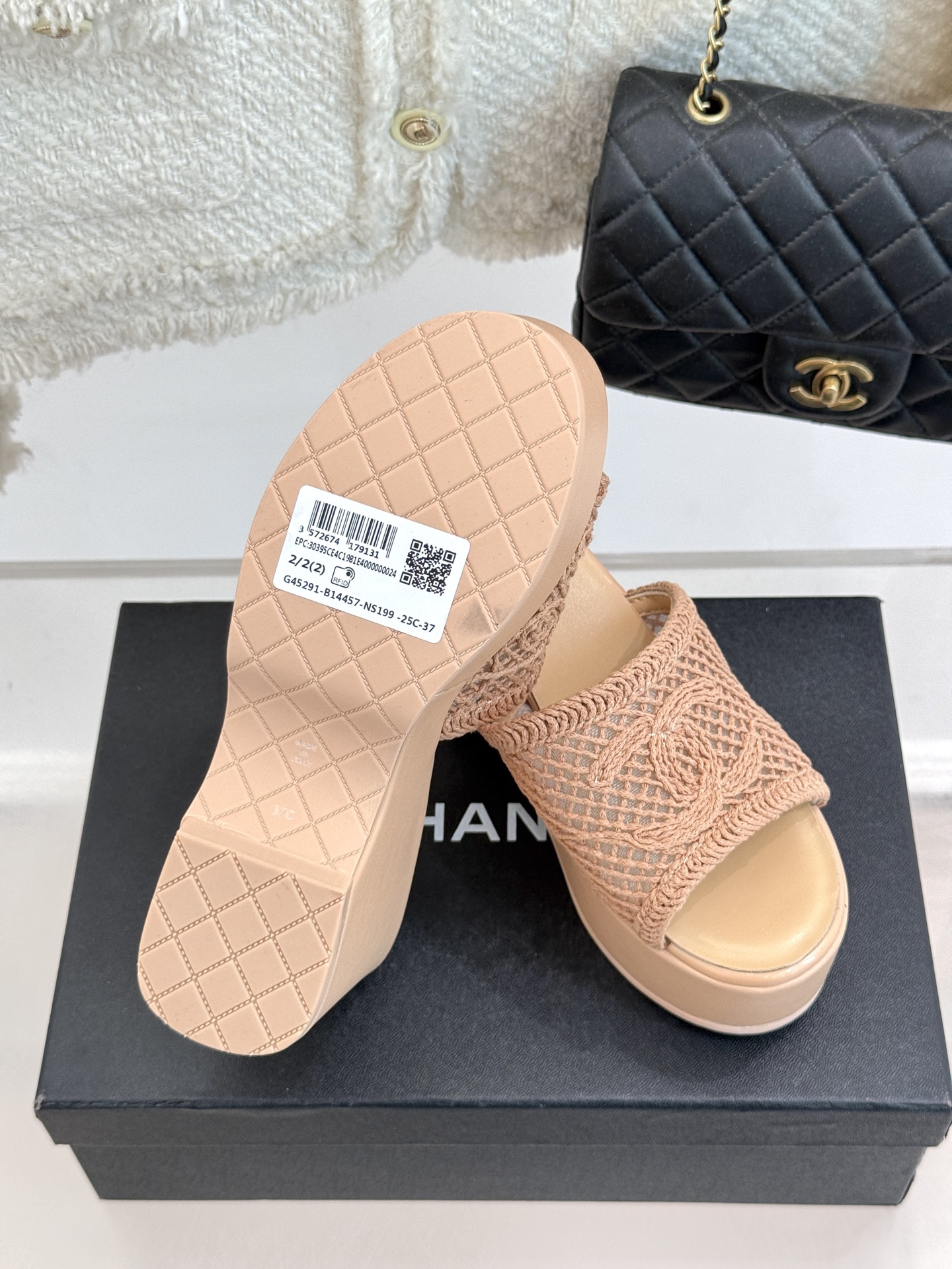 
CHANE*｜小香25。春夏新品
双C镂空厚底拖鞋
个性时尚潮流 必入款 ！
特殊的材料赋予它独特的新