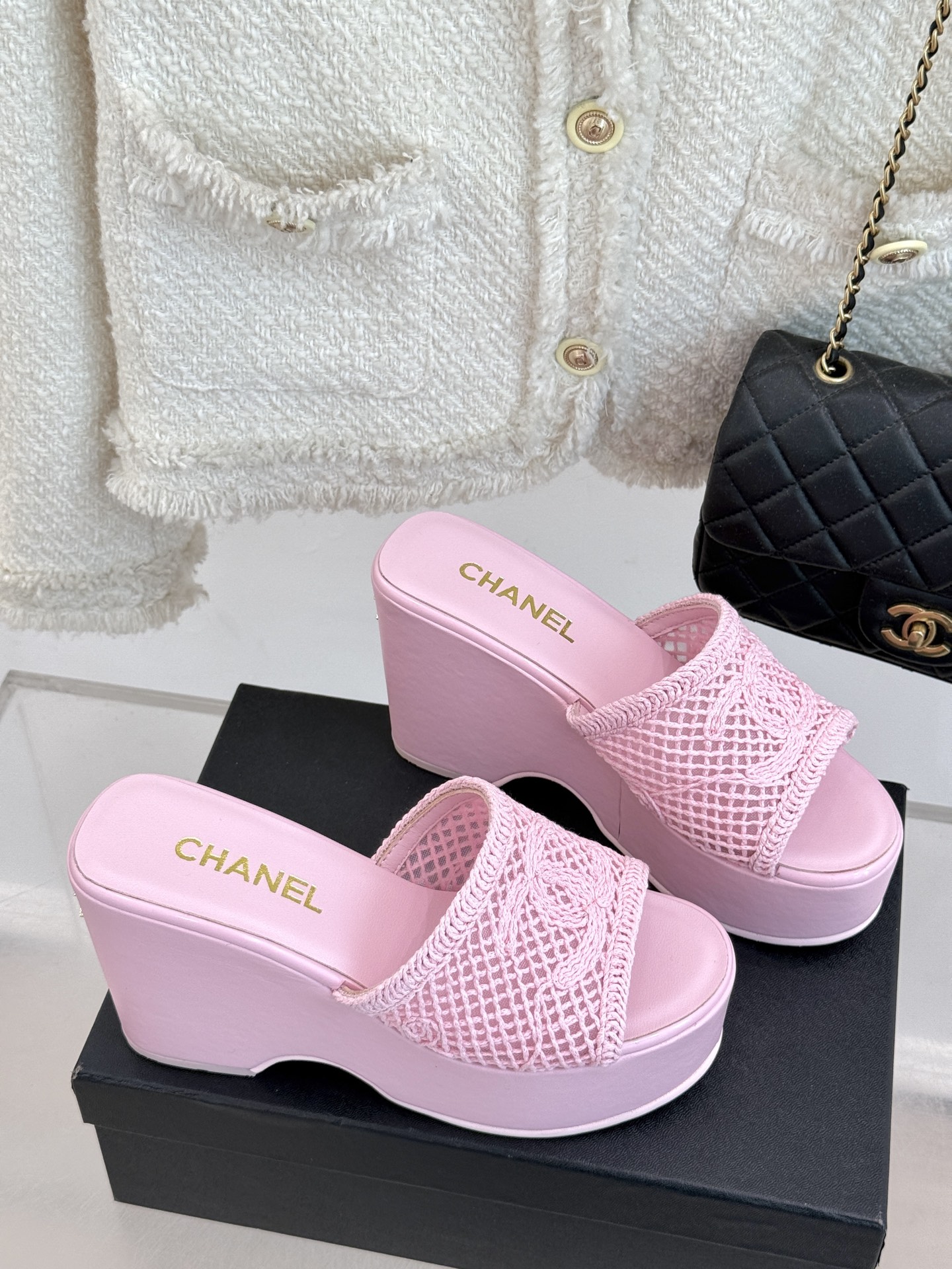 
CHANE*｜小香25。春夏新品
双C镂空厚底拖鞋
个性时尚潮流 必入款 ！
特殊的材料赋予它独特的新