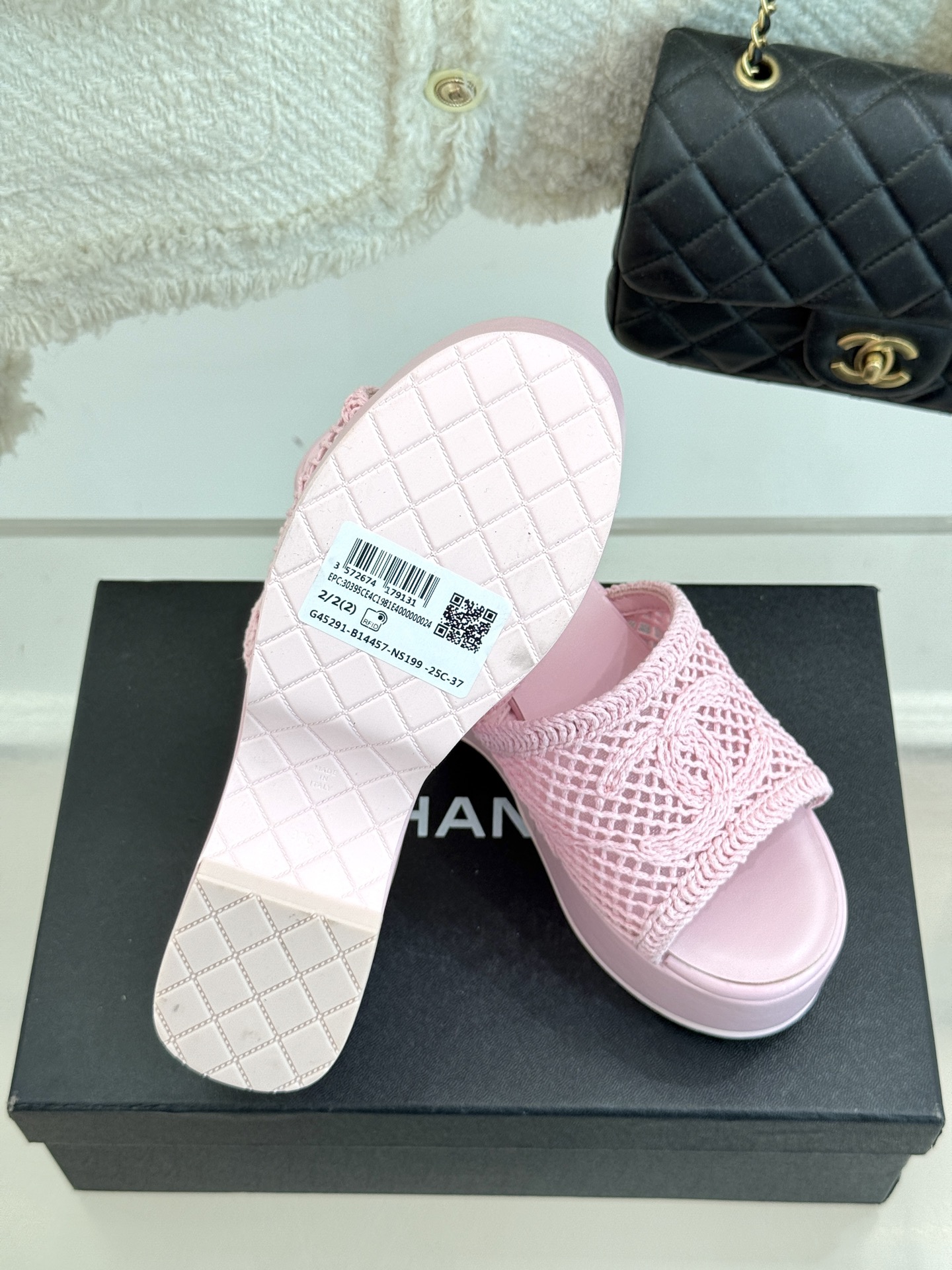 
CHANE*｜小香25。春夏新品
双C镂空厚底拖鞋
个性时尚潮流 必入款 ！
特殊的材料赋予它独特的新
