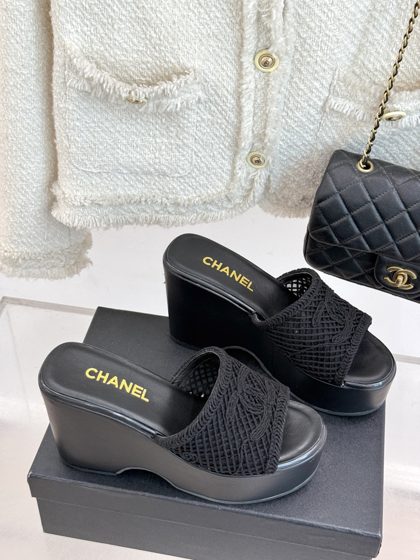 
CHANE*｜小香25。春夏新品
双C镂空厚底拖鞋
个性时尚潮流 必入款 ！
特殊的材料赋予它独特的新