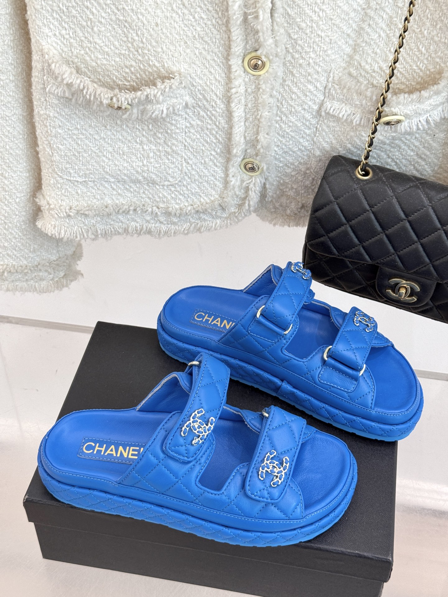 
CHANE* ｜小香经典春夏双C
魔术贴沙滩凉鞋
香奶奶每年都必须要火爆一场的款式 
这一系列真是搭配