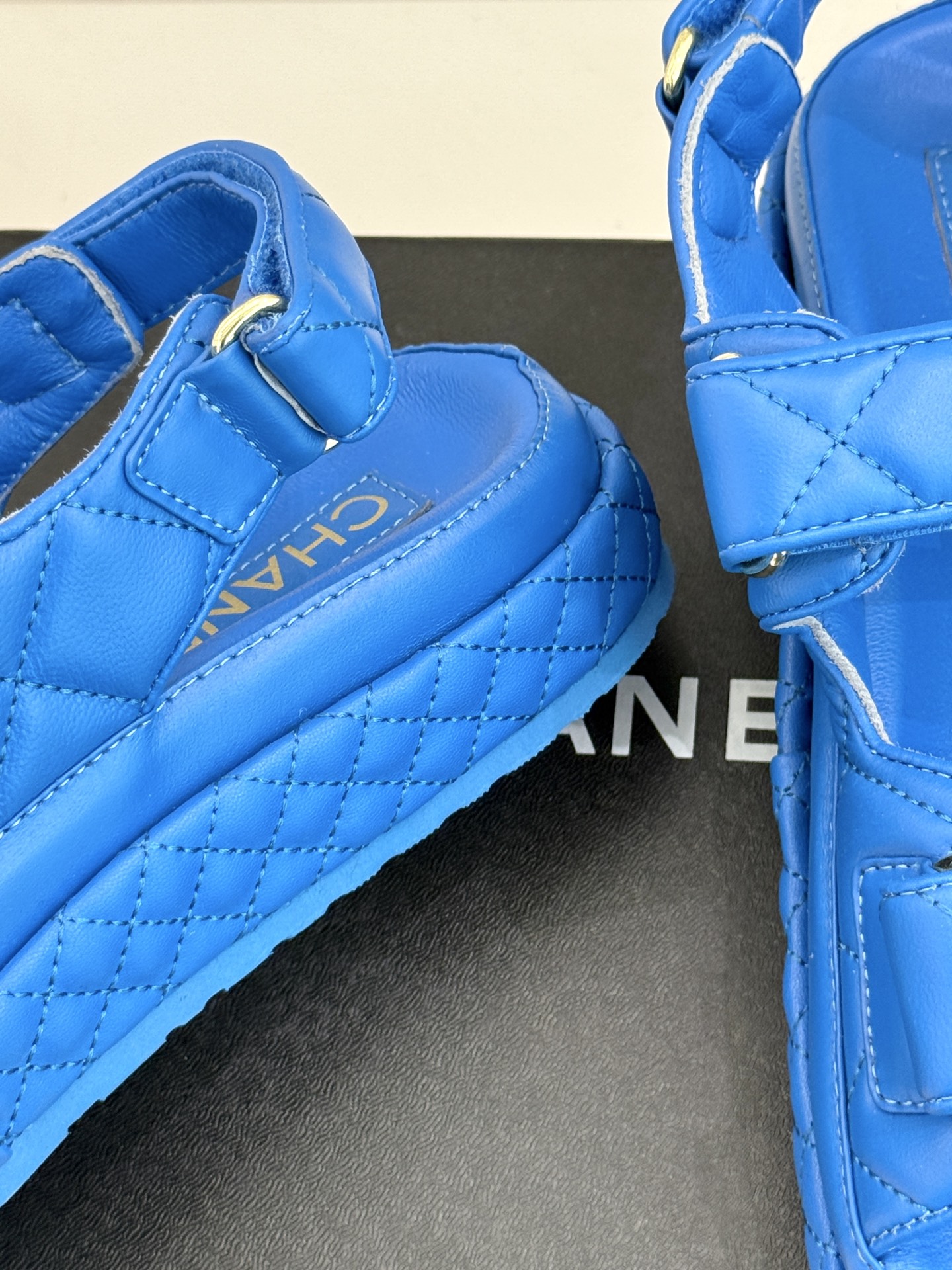 
CHANE* ｜小香经典春夏双C
魔术贴沙滩凉鞋
香奶奶每年都必须要火爆一场的款式 
这一系列真是搭配