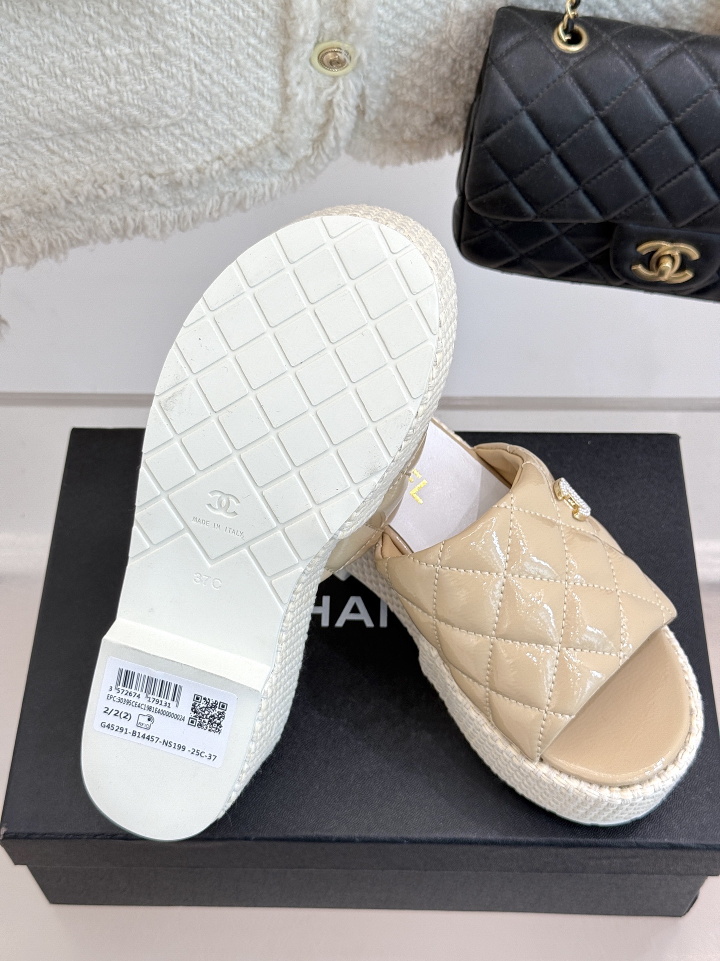
CHANE* ｜小香25。春夏新品
麻绳菱格厚底拖鞋
经典菱格搭配麻绳元素 彰显高级
这季凉鞋特色在于