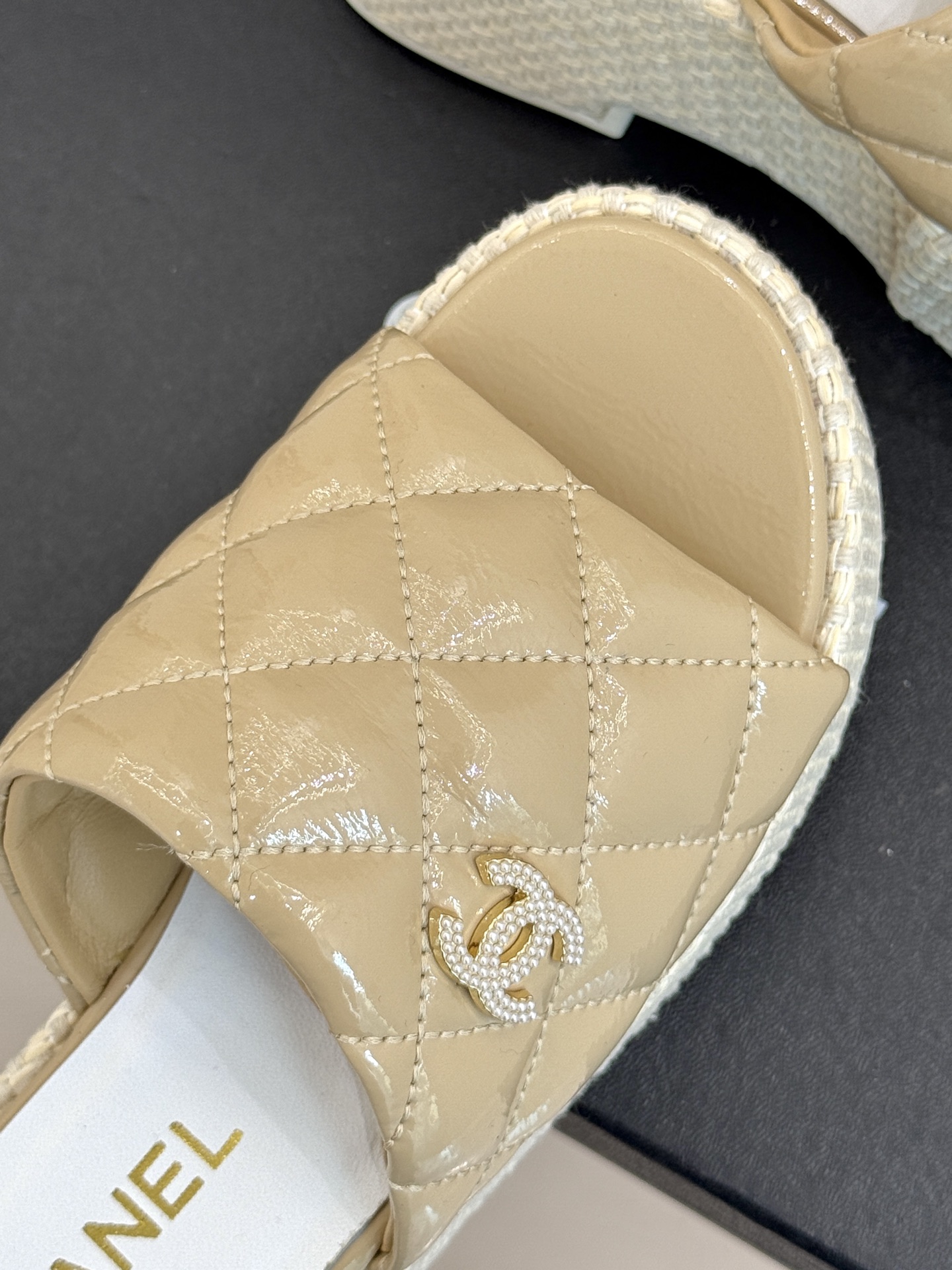 
CHANE* ｜小香25。春夏新品
麻绳菱格厚底拖鞋
经典菱格搭配麻绳元素 彰显高级
这季凉鞋特色在于