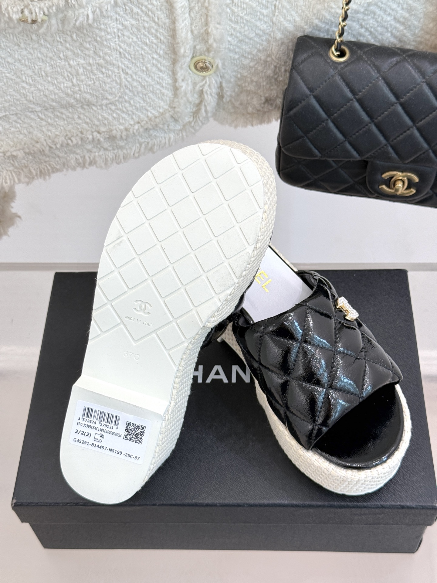 
CHANE* ｜小香25。春夏新品
麻绳菱格厚底拖鞋
经典菱格搭配麻绳元素 彰显高级
这季凉鞋特色在于