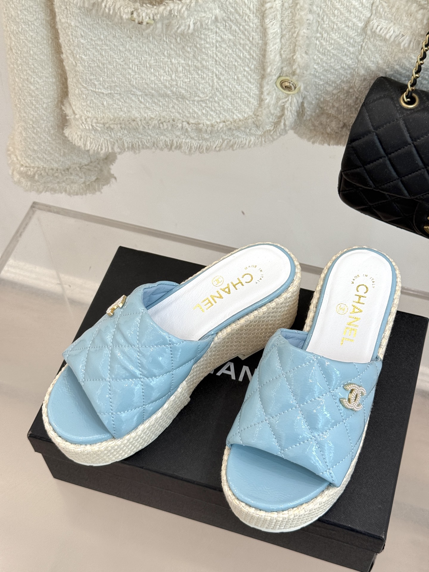 
CHANE* ｜小香25。春夏新品
麻绳菱格厚底拖鞋
经典菱格搭配麻绳元素 彰显高级
这季凉鞋特色在于