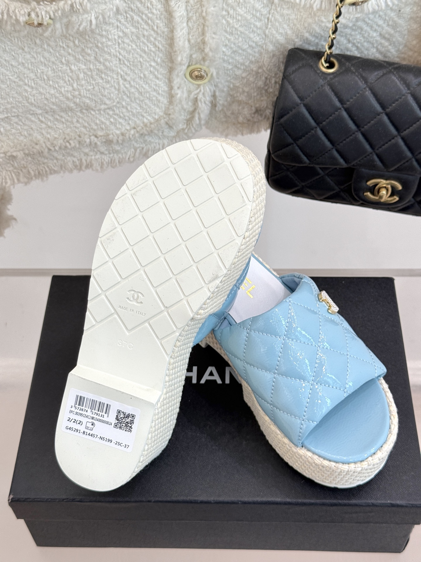 
CHANE* ｜小香25。春夏新品
麻绳菱格厚底拖鞋
经典菱格搭配麻绳元素 彰显高级
这季凉鞋特色在于