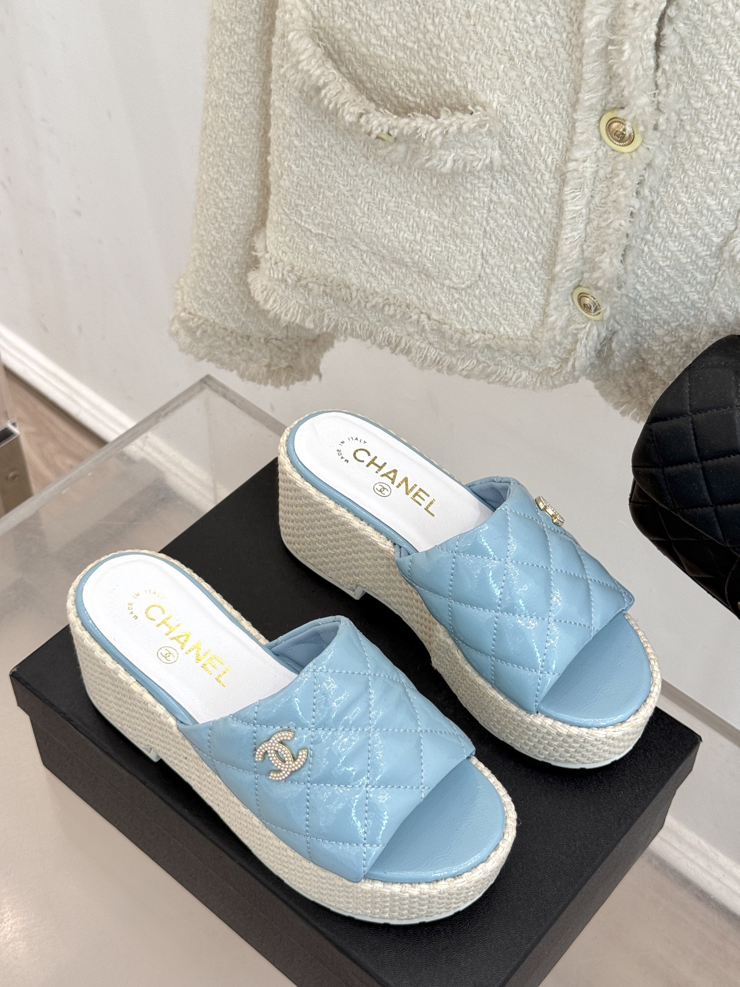 
CHANE* ｜小香25。春夏新品
麻绳菱格厚底拖鞋
经典菱格搭配麻绳元素 彰显高级
这季凉鞋特色在于