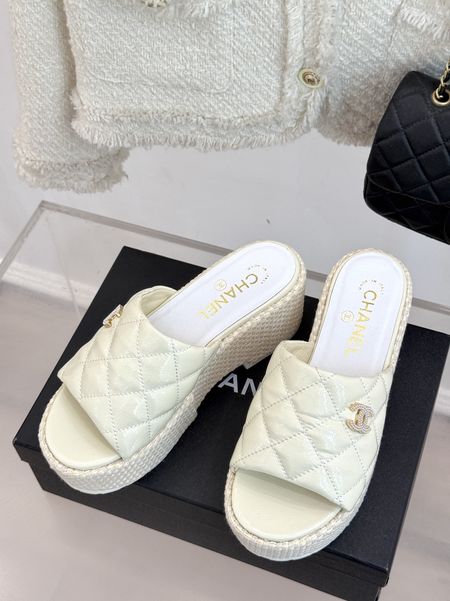 
CHANE* ｜小香25。春夏新品
麻绳菱格厚底拖鞋
经典菱格搭配麻绳元素 彰显高级
这季凉鞋特色在于