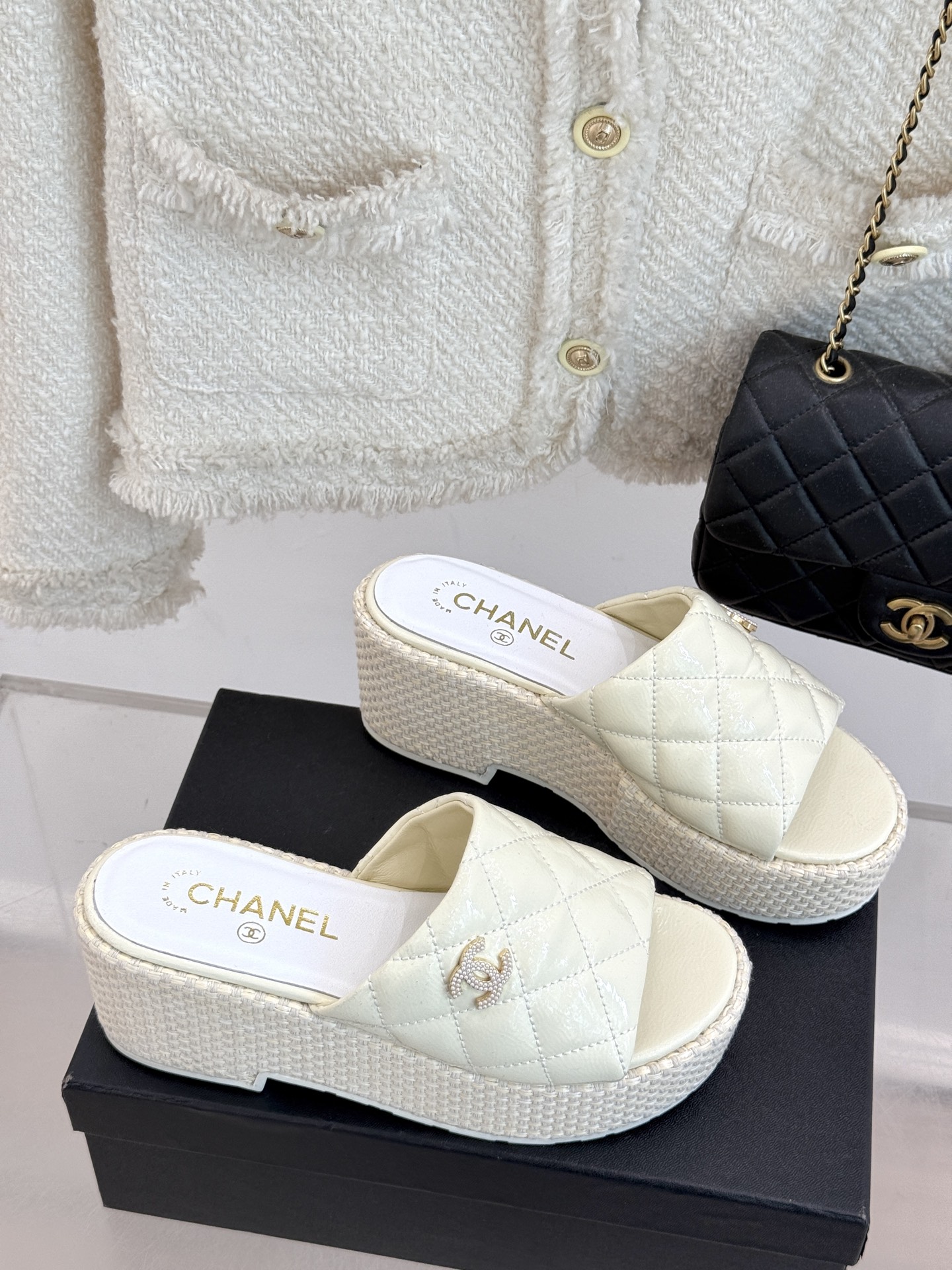 
CHANE* ｜小香25。春夏新品
麻绳菱格厚底拖鞋
经典菱格搭配麻绳元素 彰显高级
这季凉鞋特色在于