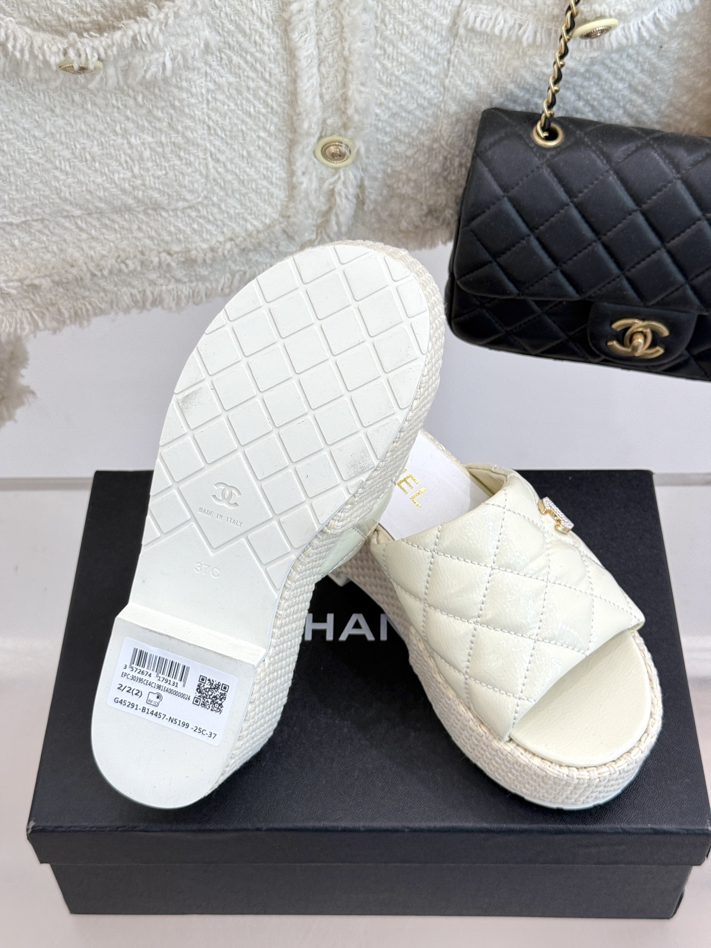 
CHANE* ｜小香25。春夏新品
麻绳菱格厚底拖鞋
经典菱格搭配麻绳元素 彰显高级
这季凉鞋特色在于