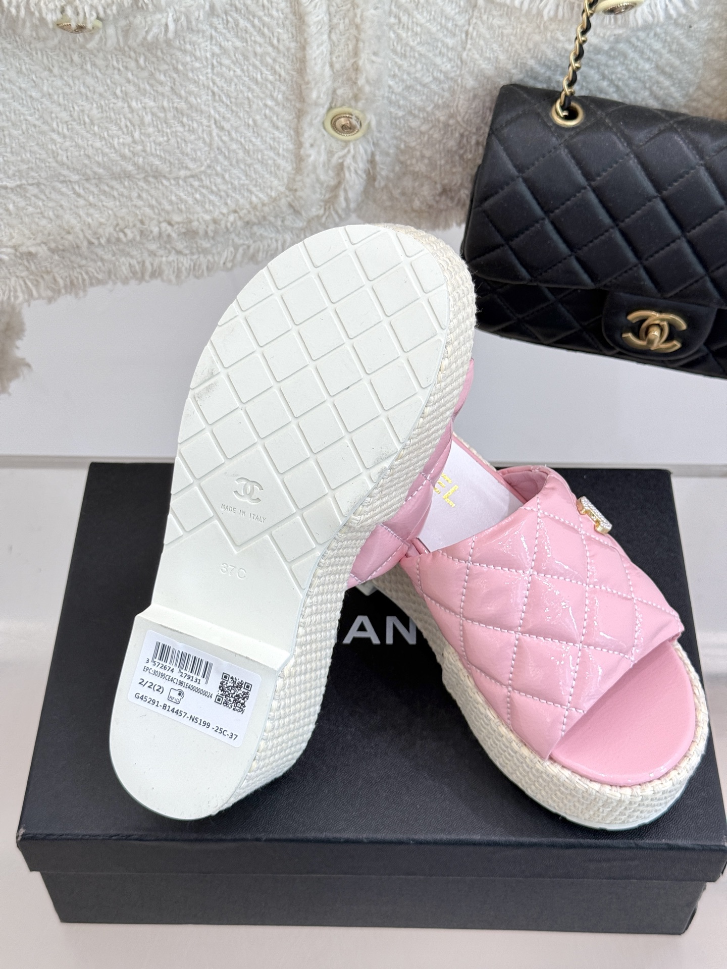 
CHANE* ｜小香25。春夏新品
麻绳菱格厚底拖鞋
经典菱格搭配麻绳元素 彰显高级
这季凉鞋特色在于