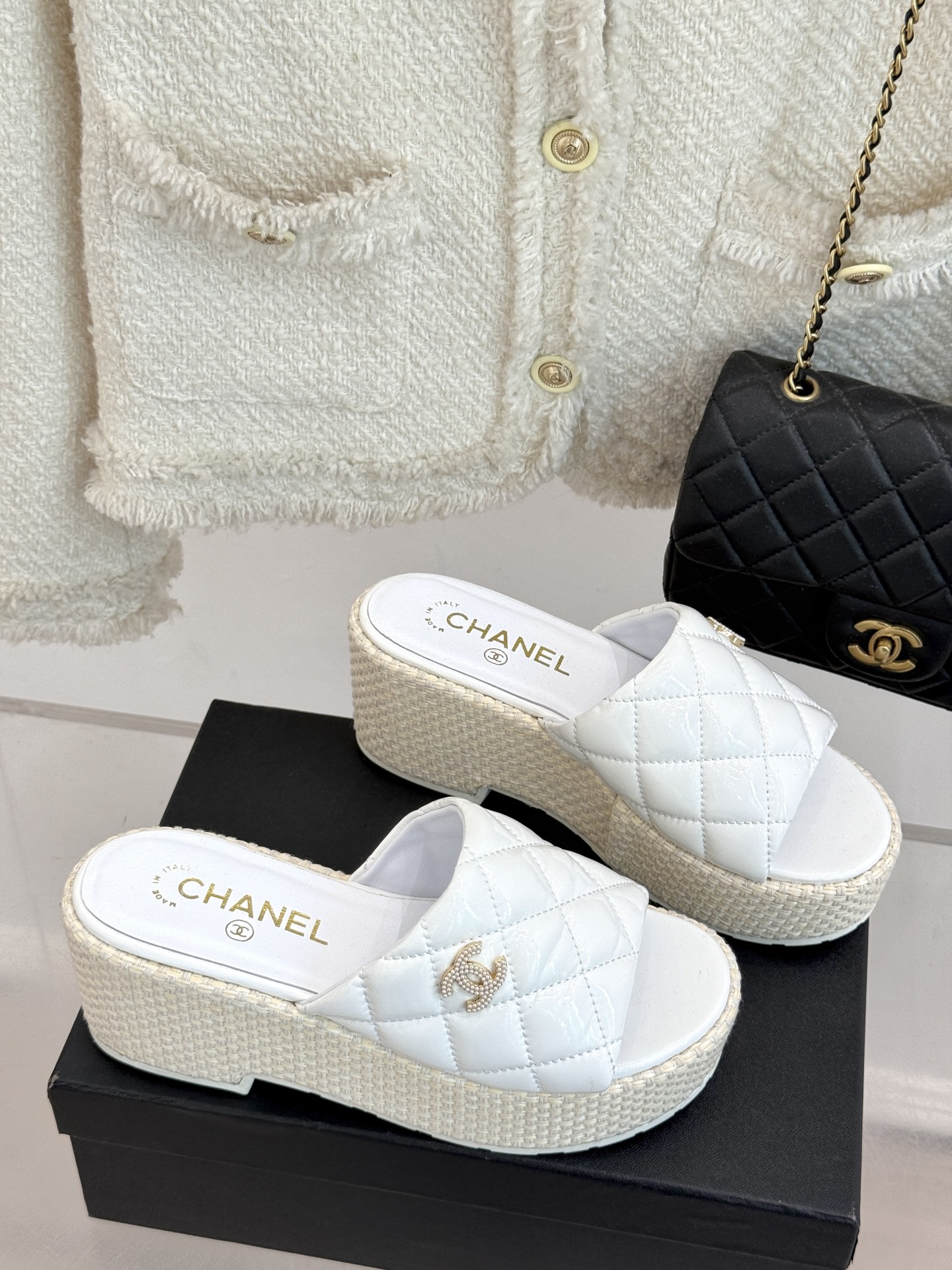 
CHANE* ｜小香25。春夏新品
麻绳菱格厚底拖鞋
经典菱格搭配麻绳元素 彰显高级
这季凉鞋特色在于