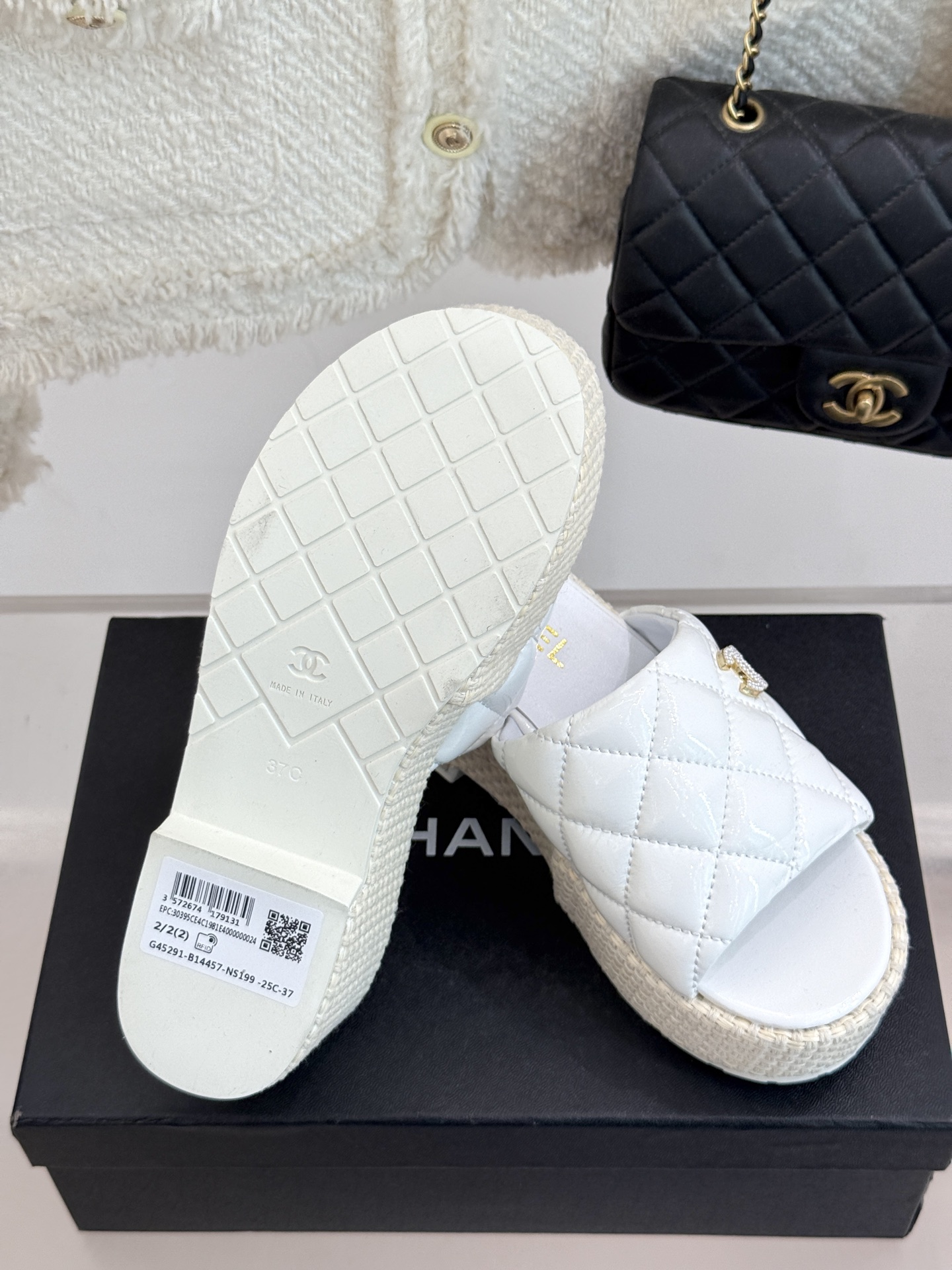
CHANE* ｜小香25。春夏新品
麻绳菱格厚底拖鞋
经典菱格搭配麻绳元素 彰显高级
这季凉鞋特色在于