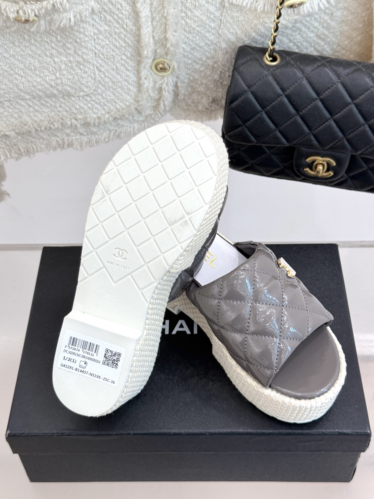 
CHANE* ｜小香25。春夏新品
麻绳菱格厚底拖鞋
经典菱格搭配麻绳元素 彰显高级
这季凉鞋特色在于