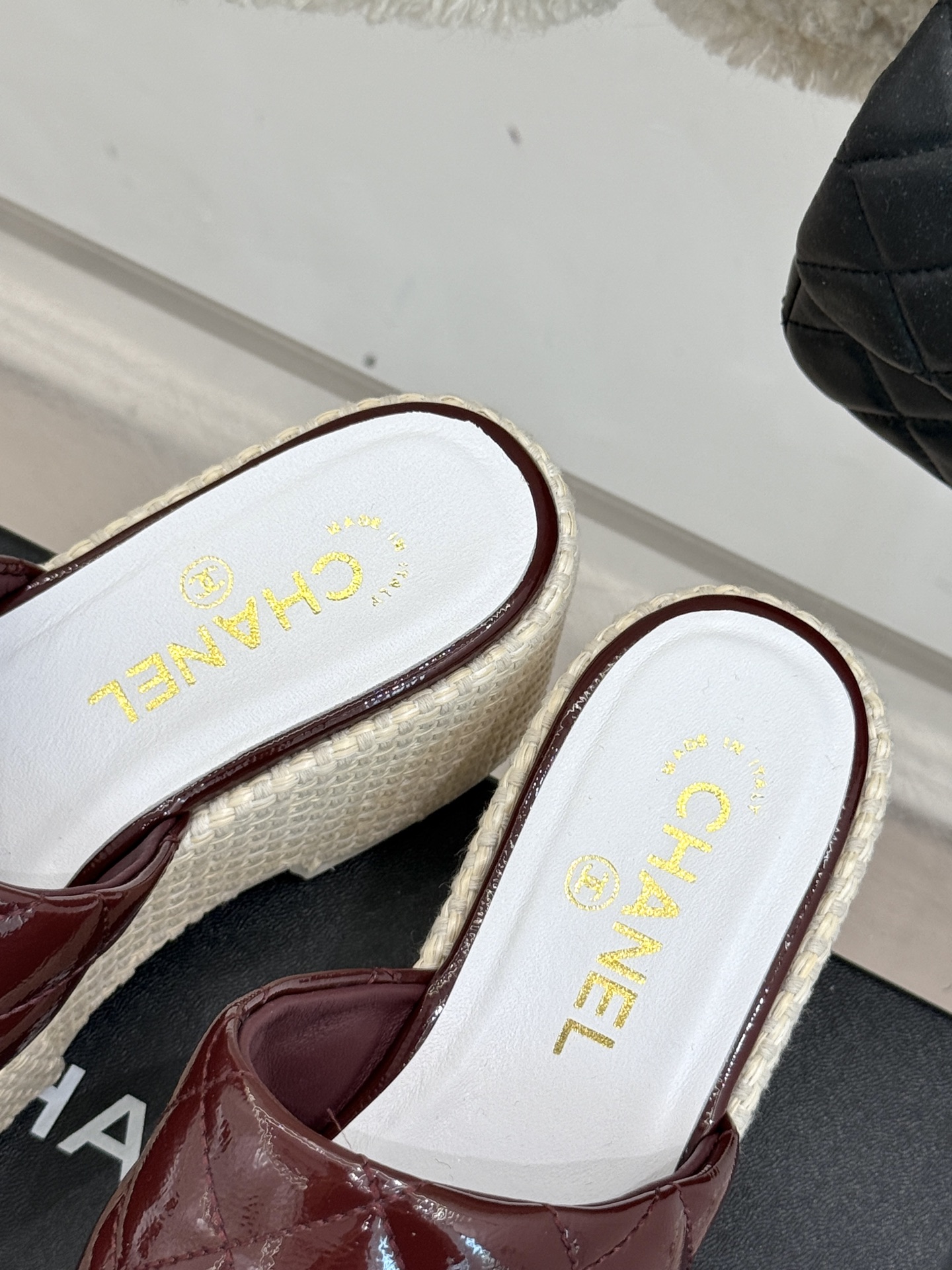 
CHANE* ｜小香25。春夏新品
麻绳菱格厚底拖鞋
经典菱格搭配麻绳元素 彰显高级
这季凉鞋特色在于