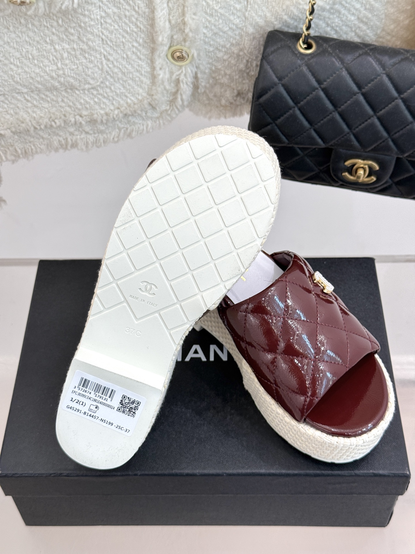 
CHANE* ｜小香25。春夏新品
麻绳菱格厚底拖鞋
经典菱格搭配麻绳元素 彰显高级
这季凉鞋特色在于