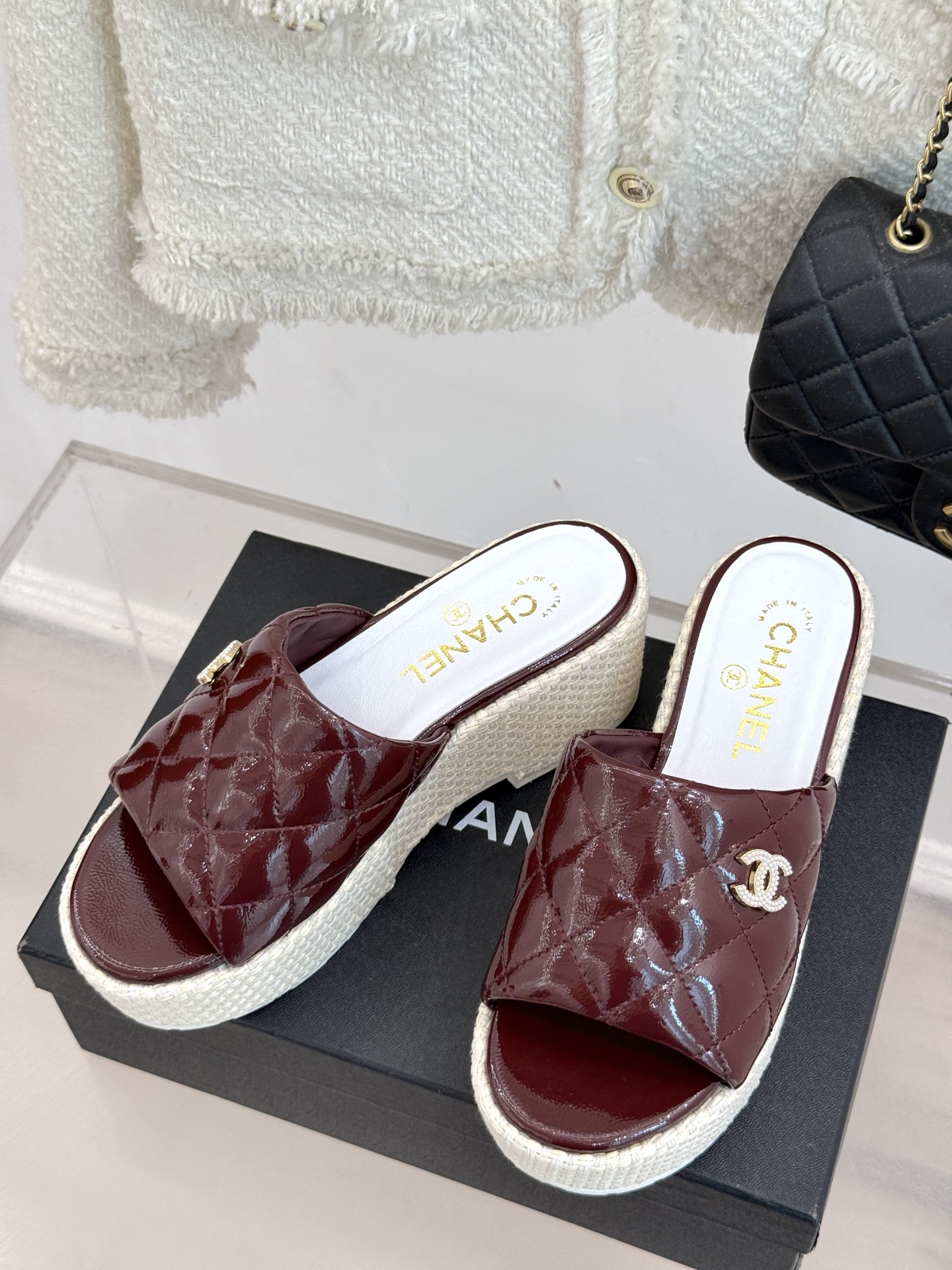 
CHANE* ｜小香25。春夏新品
麻绳菱格厚底拖鞋
经典菱格搭配麻绳元素 彰显高级
这季凉鞋特色在于