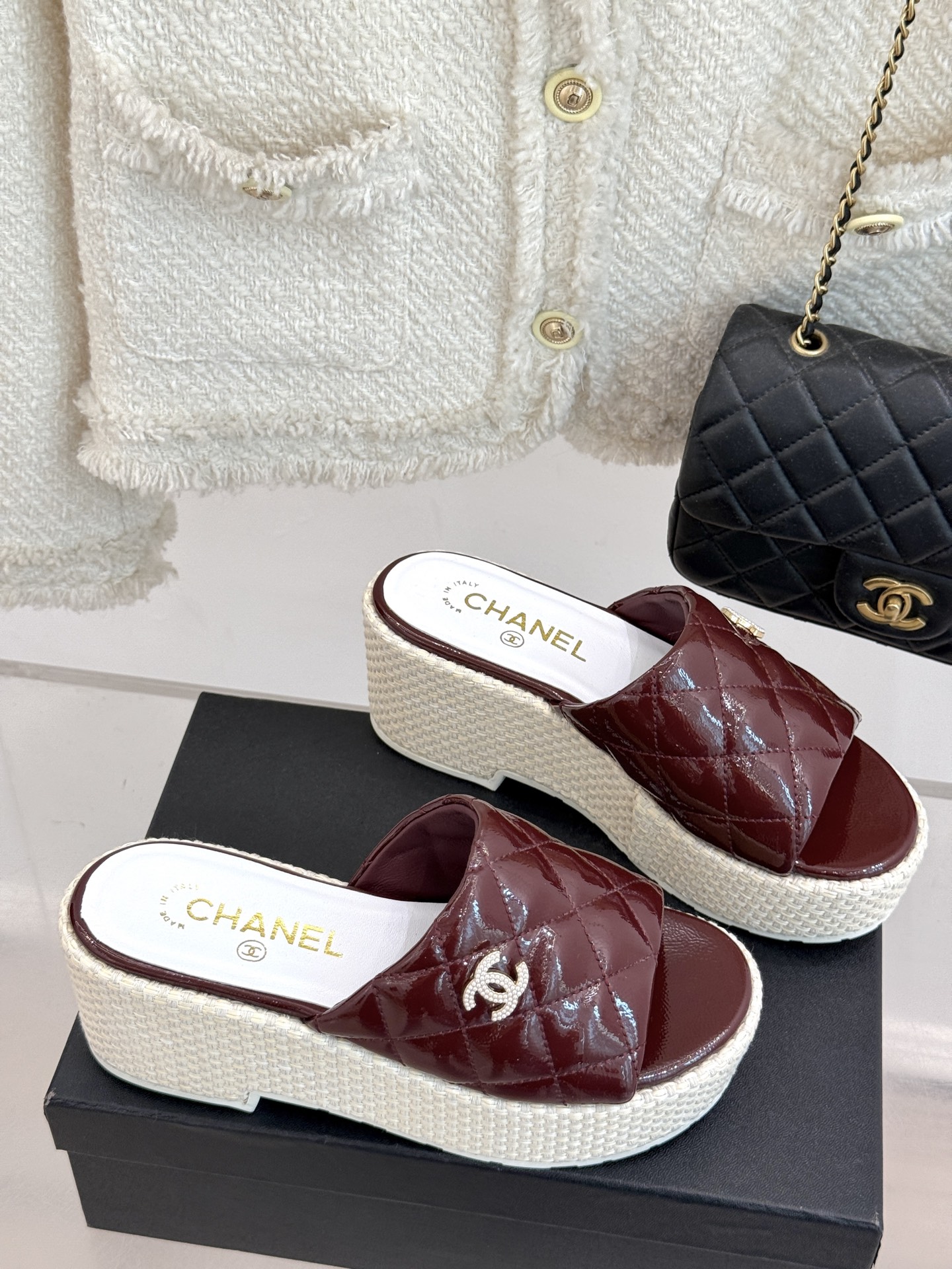 
CHANE* ｜小香25。春夏新品
麻绳菱格厚底拖鞋
经典菱格搭配麻绳元素 彰显高级
这季凉鞋特色在于