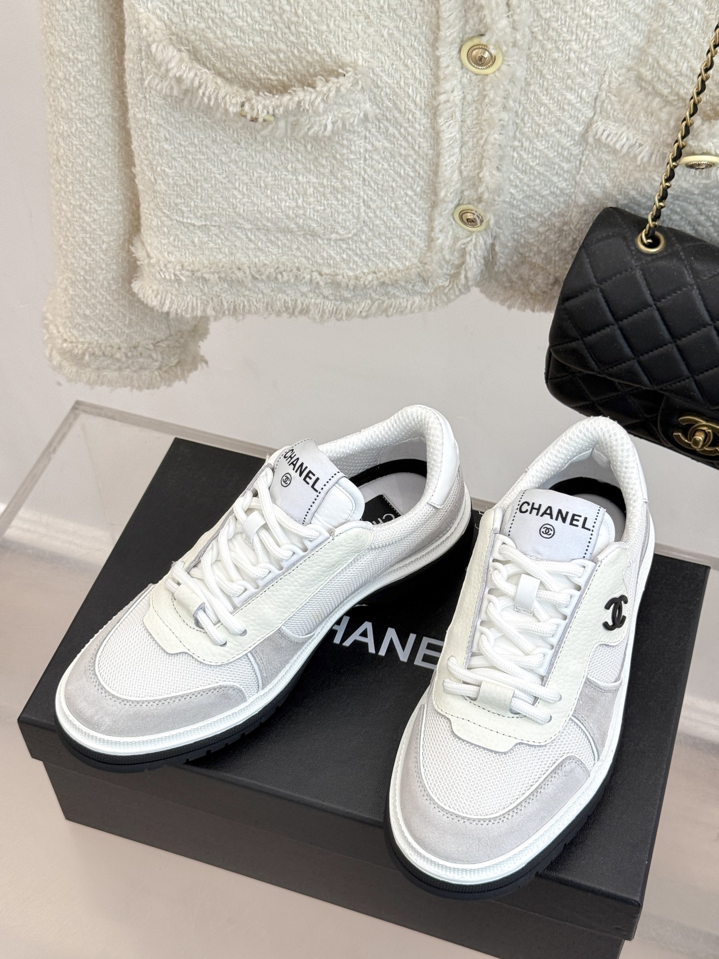 
CHANE*｜小香25。早春新品
复古熊猫休闲鞋运动鞋
子蛮有分量个人感觉敲好的!
非常耐看的运动风设