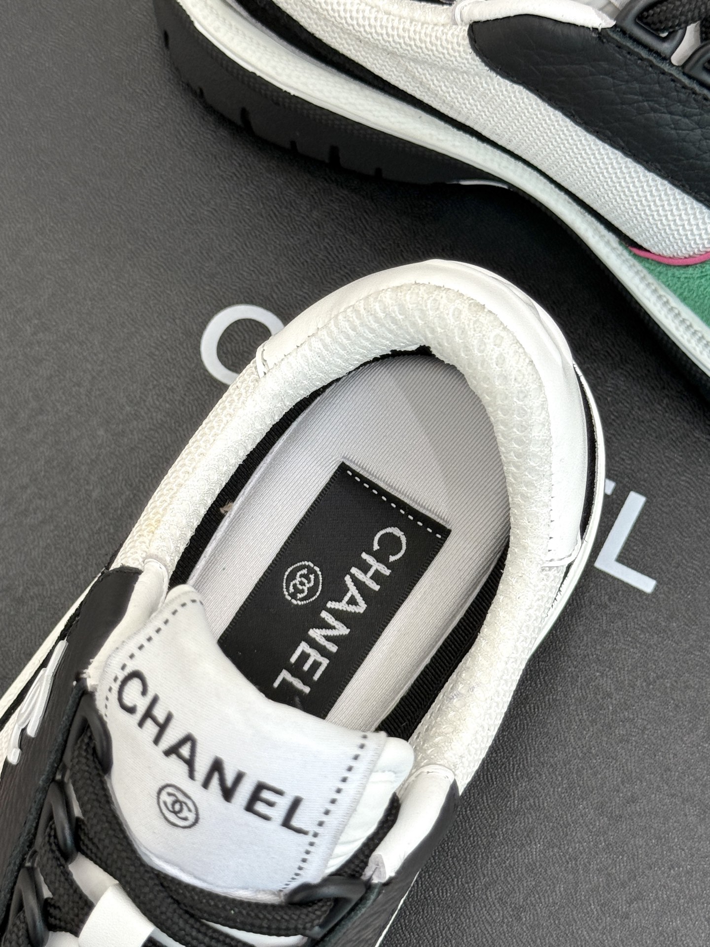 
CHANE*｜小香25。早春新品
复古熊猫休闲鞋运动鞋
子蛮有分量个人感觉敲好的!
非常耐看的运动风设