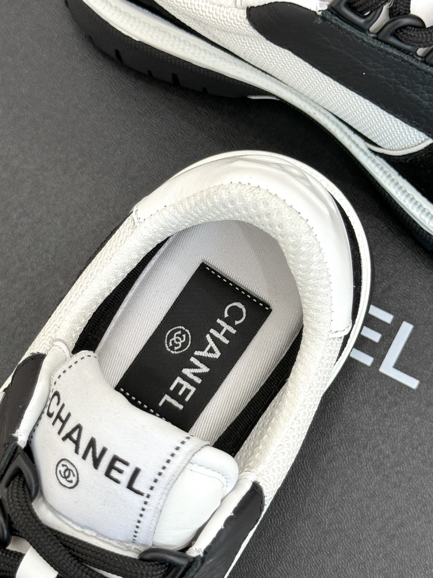 
CHANE*｜小香25。早春新品
复古熊猫休闲鞋运动鞋
子蛮有分量个人感觉敲好的!
非常耐看的运动风设