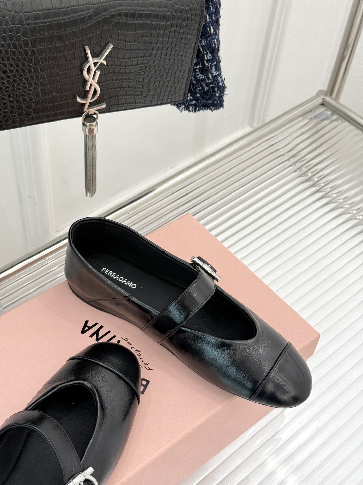 
Ferragamo/菲拉格慕25AW新品
复古平底玛丽珍鞋
第一眼看上就被种草了
满满的法式复古风
上