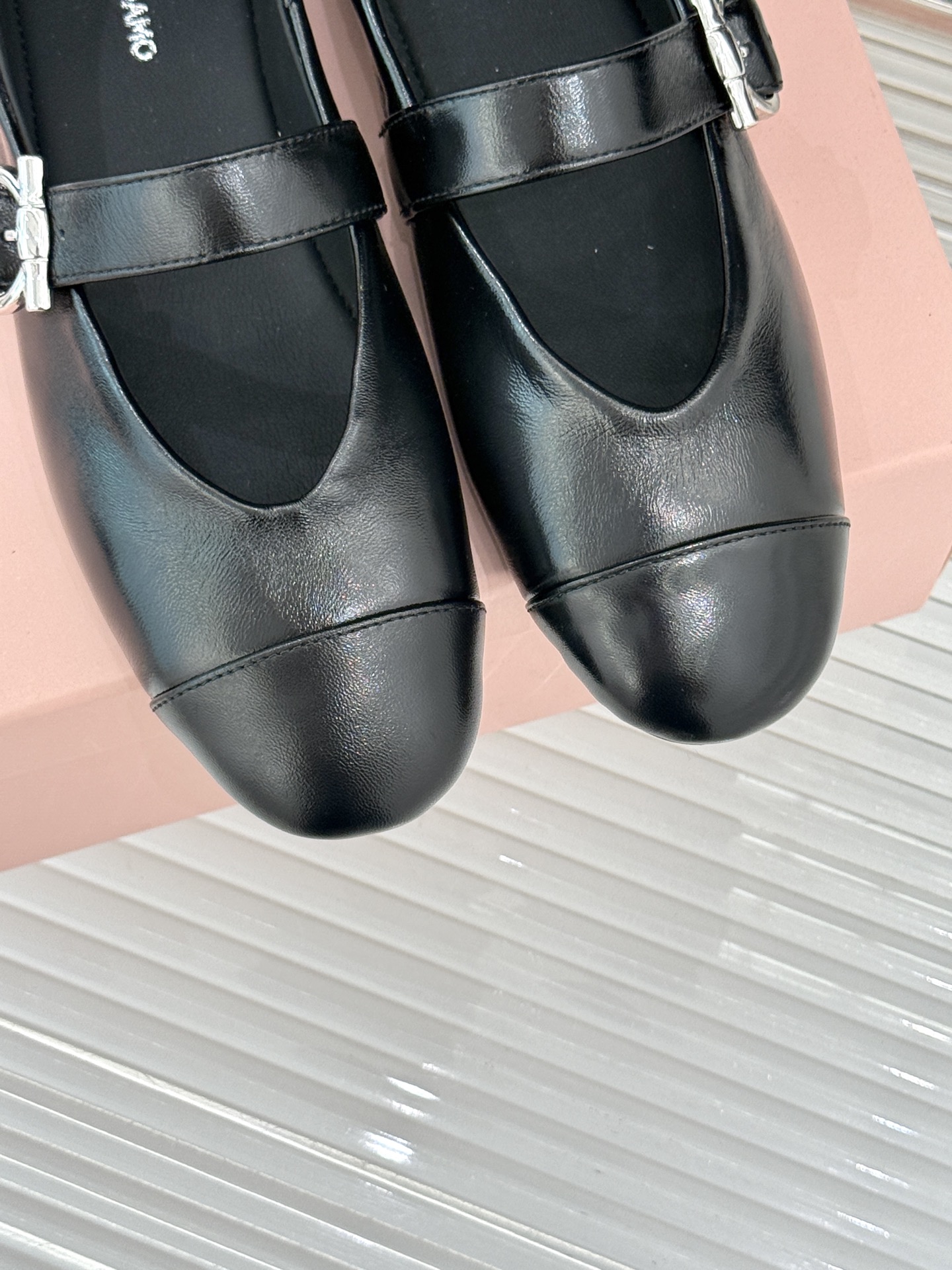 
Ferragamo/菲拉格慕25AW新品
复古平底玛丽珍鞋
第一眼看上就被种草了
满满的法式复古风
上