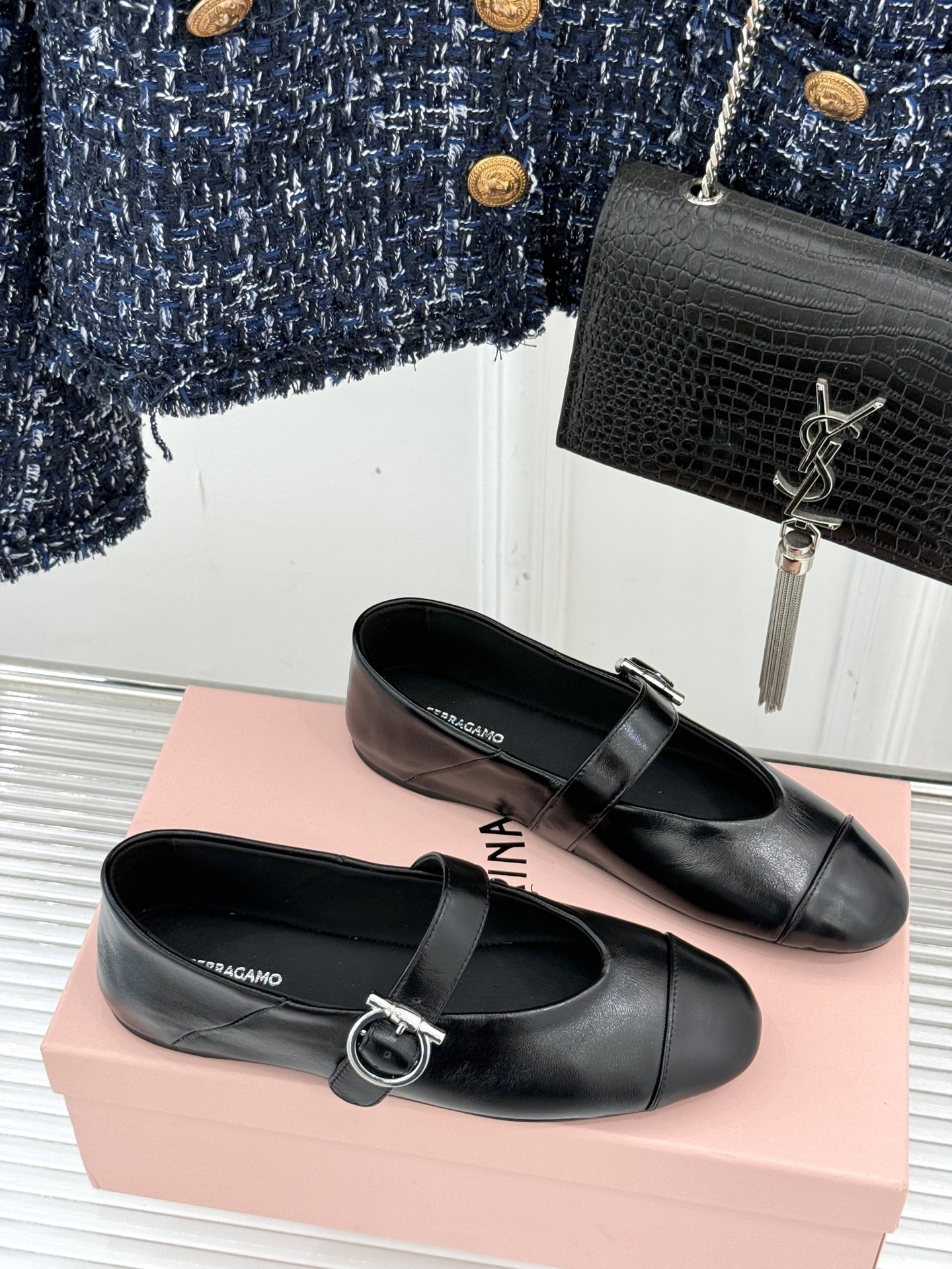 
Ferragamo/菲拉格慕25AW新品
复古平底玛丽珍鞋
第一眼看上就被种草了
满满的法式复古风
上