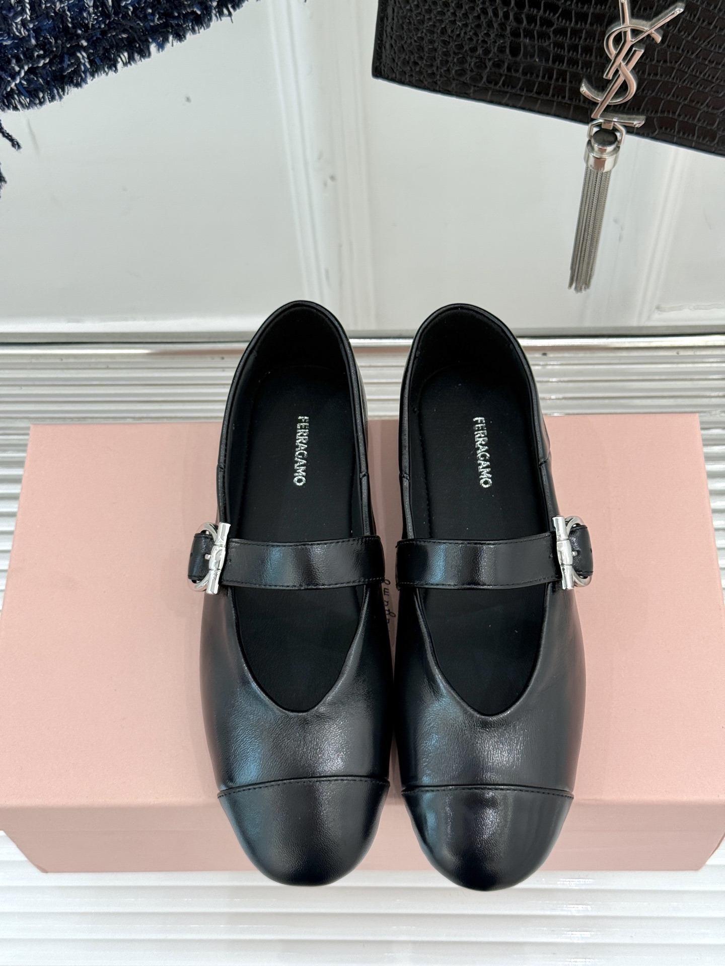 
Ferragamo/菲拉格慕25AW新品
复古平底玛丽珍鞋
第一眼看上就被种草了
满满的法式复古风
上