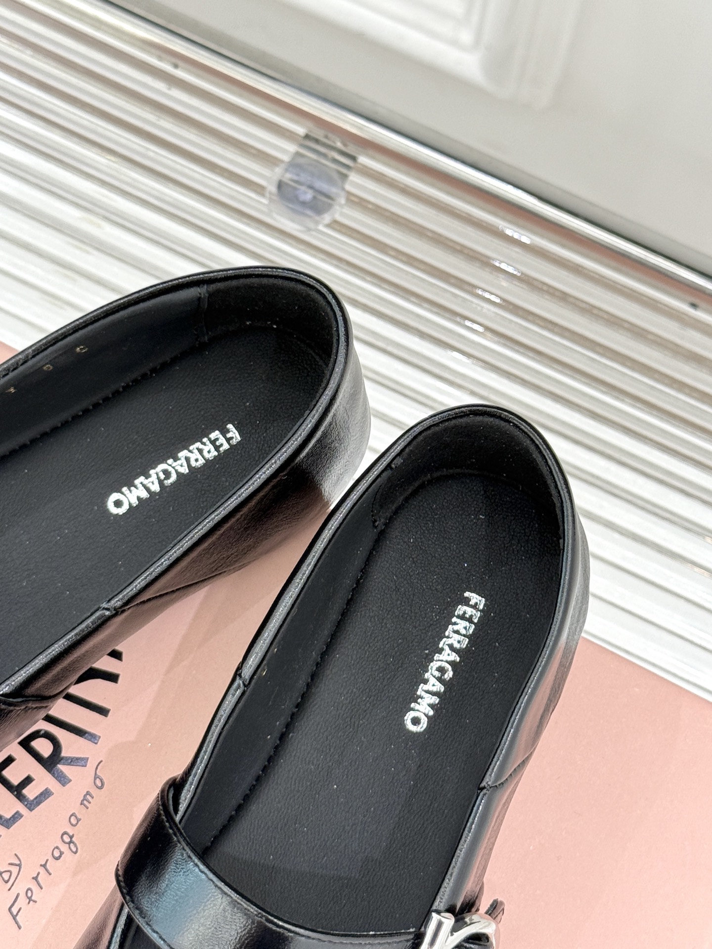 
Ferragamo/菲拉格慕25AW新品
复古平底玛丽珍鞋
第一眼看上就被种草了
满满的法式复古风
上