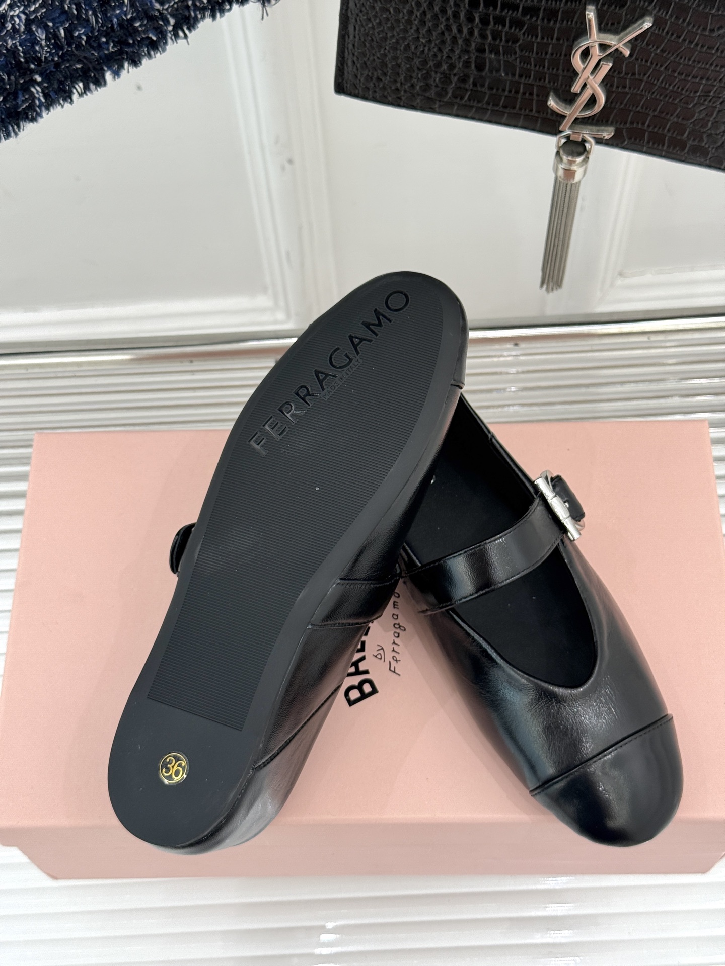 
Ferragamo/菲拉格慕25AW新品
复古平底玛丽珍鞋
第一眼看上就被种草了
满满的法式复古风
上