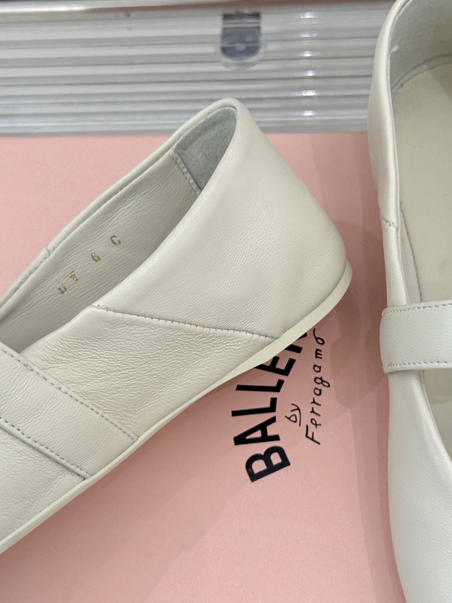 
Ferragamo/菲拉格慕25AW新品
复古平底玛丽珍鞋
第一眼看上就被种草了
满满的法式复古风
上