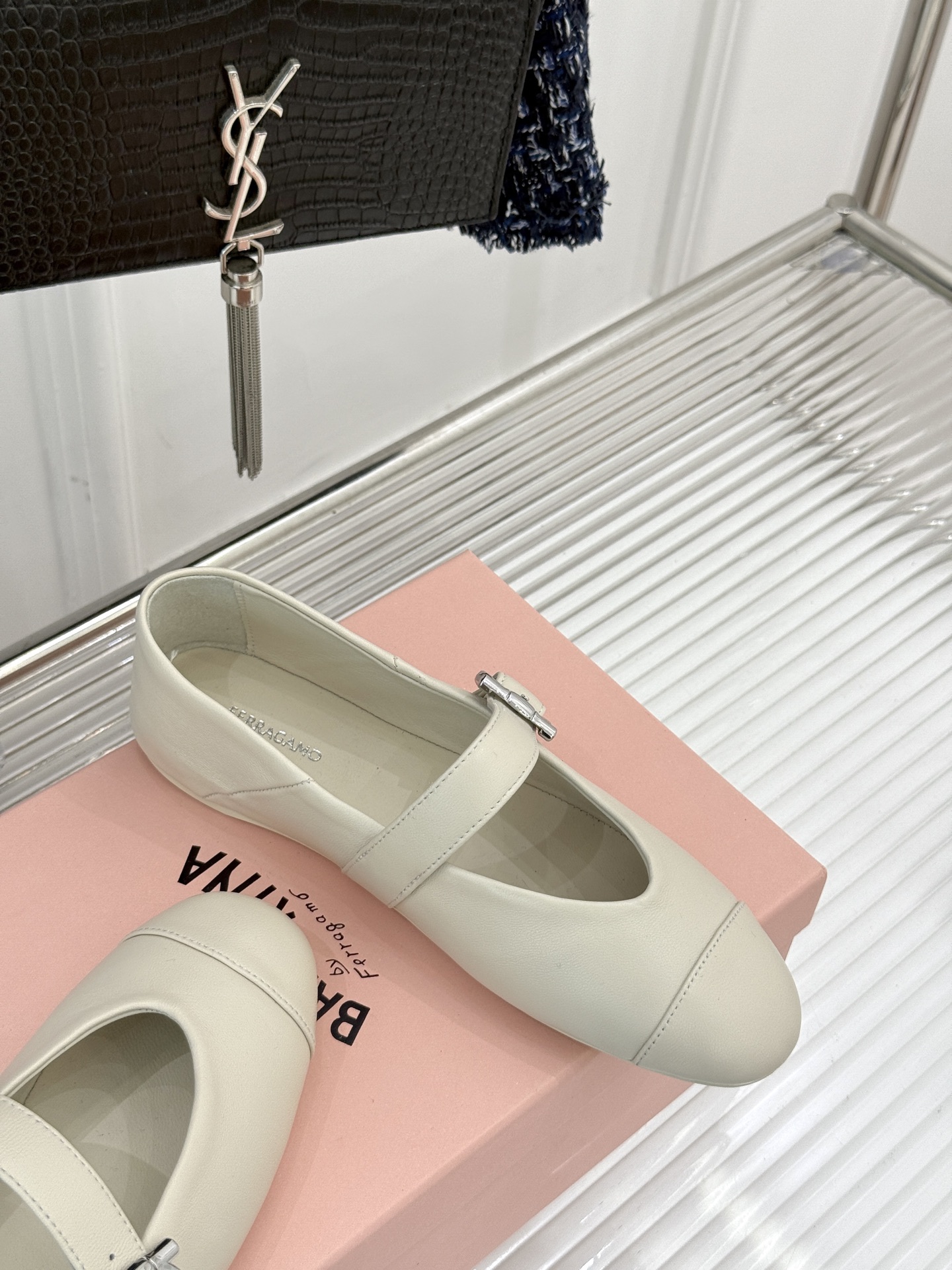 
Ferragamo/菲拉格慕25AW新品
复古平底玛丽珍鞋
第一眼看上就被种草了
满满的法式复古风
上