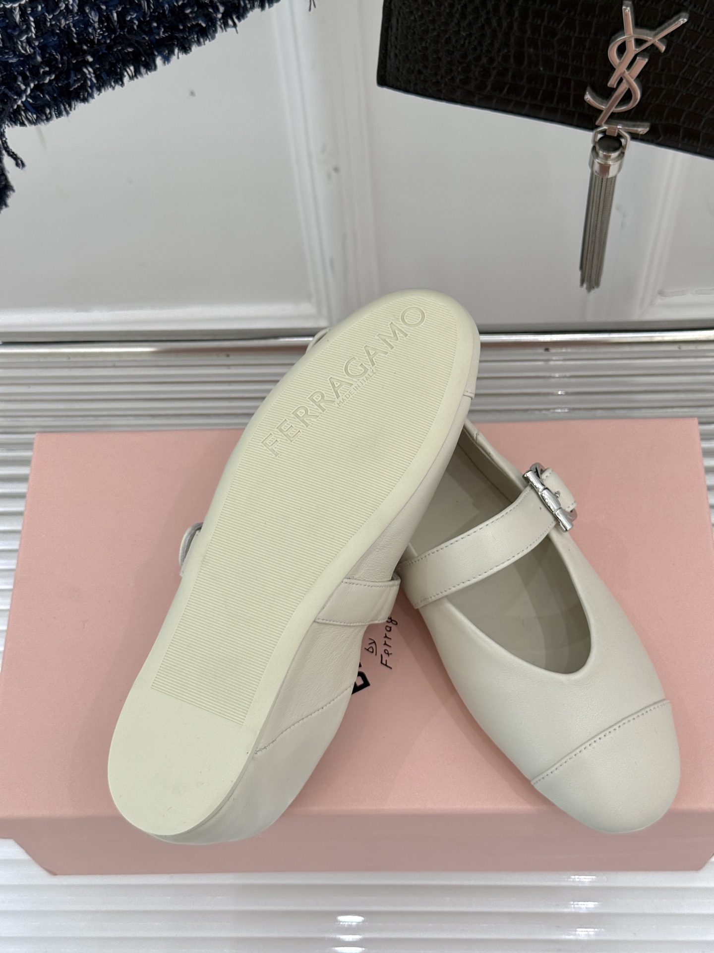 
Ferragamo/菲拉格慕25AW新品
复古平底玛丽珍鞋
第一眼看上就被种草了
满满的法式复古风
上