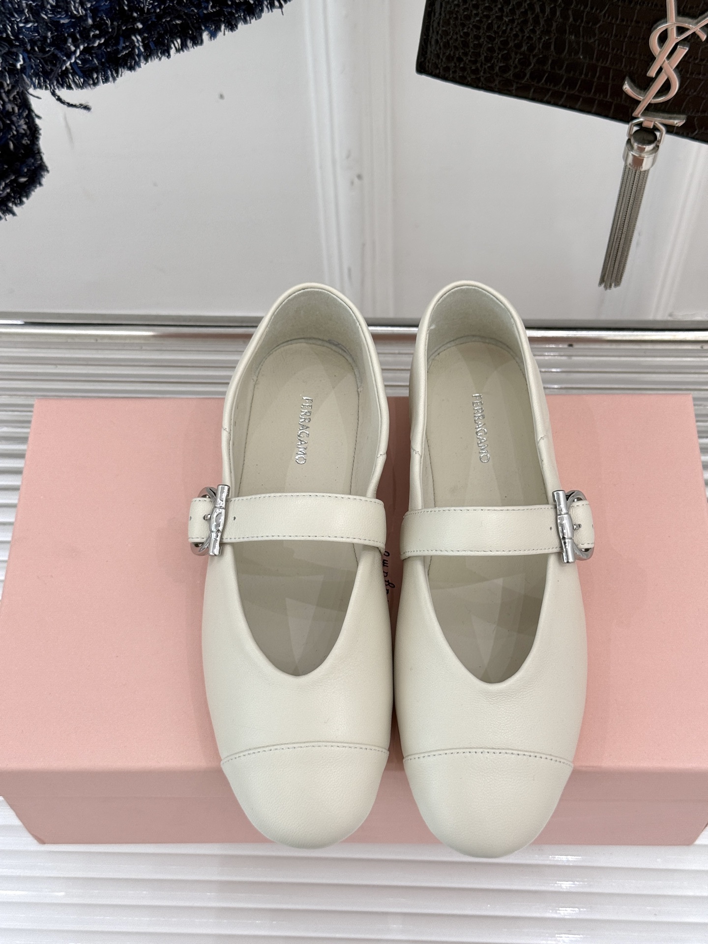 
Ferragamo/菲拉格慕25AW新品
复古平底玛丽珍鞋
第一眼看上就被种草了
满满的法式复古风
上