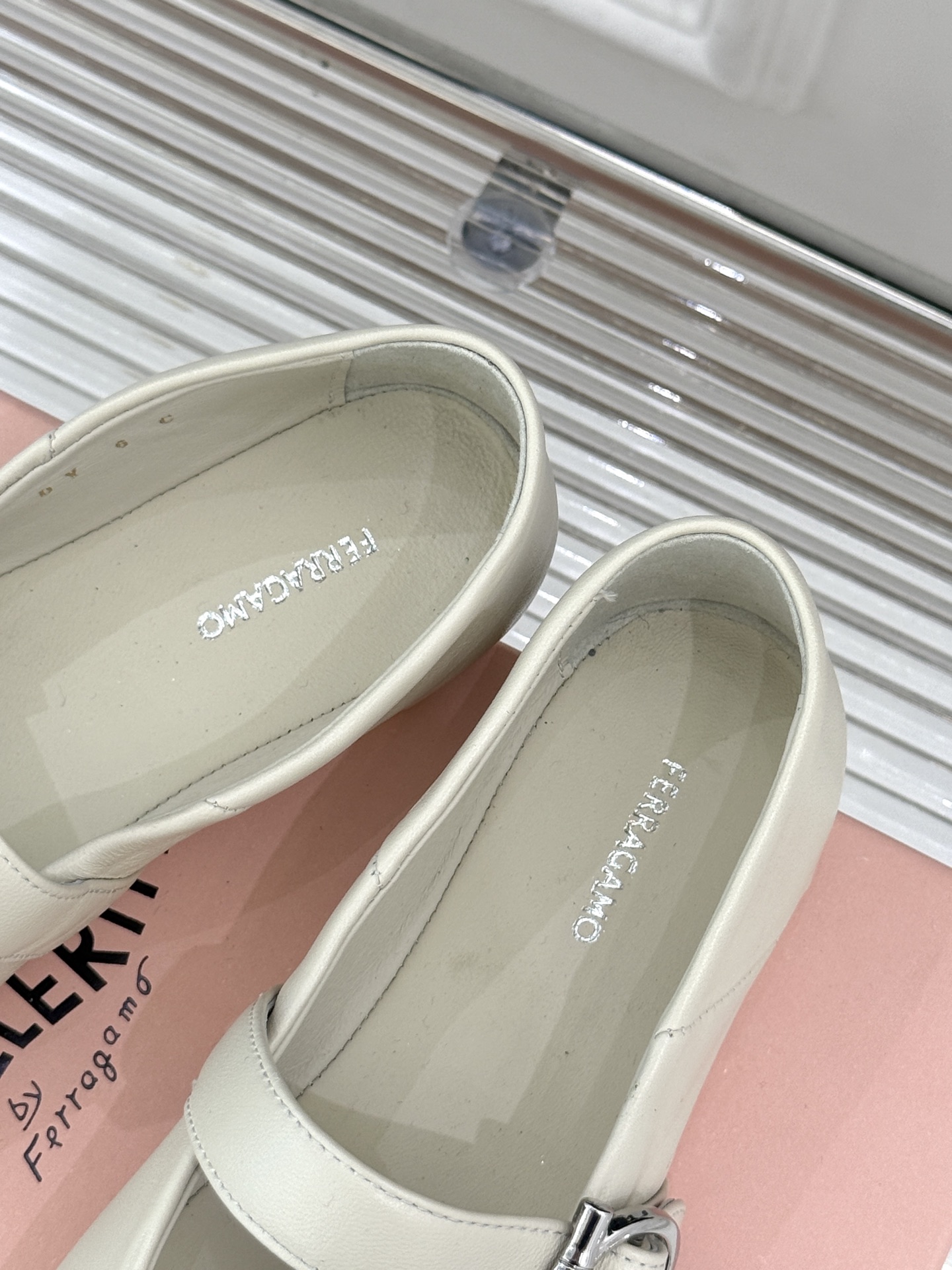 
Ferragamo/菲拉格慕25AW新品
复古平底玛丽珍鞋
第一眼看上就被种草了
满满的法式复古风
上