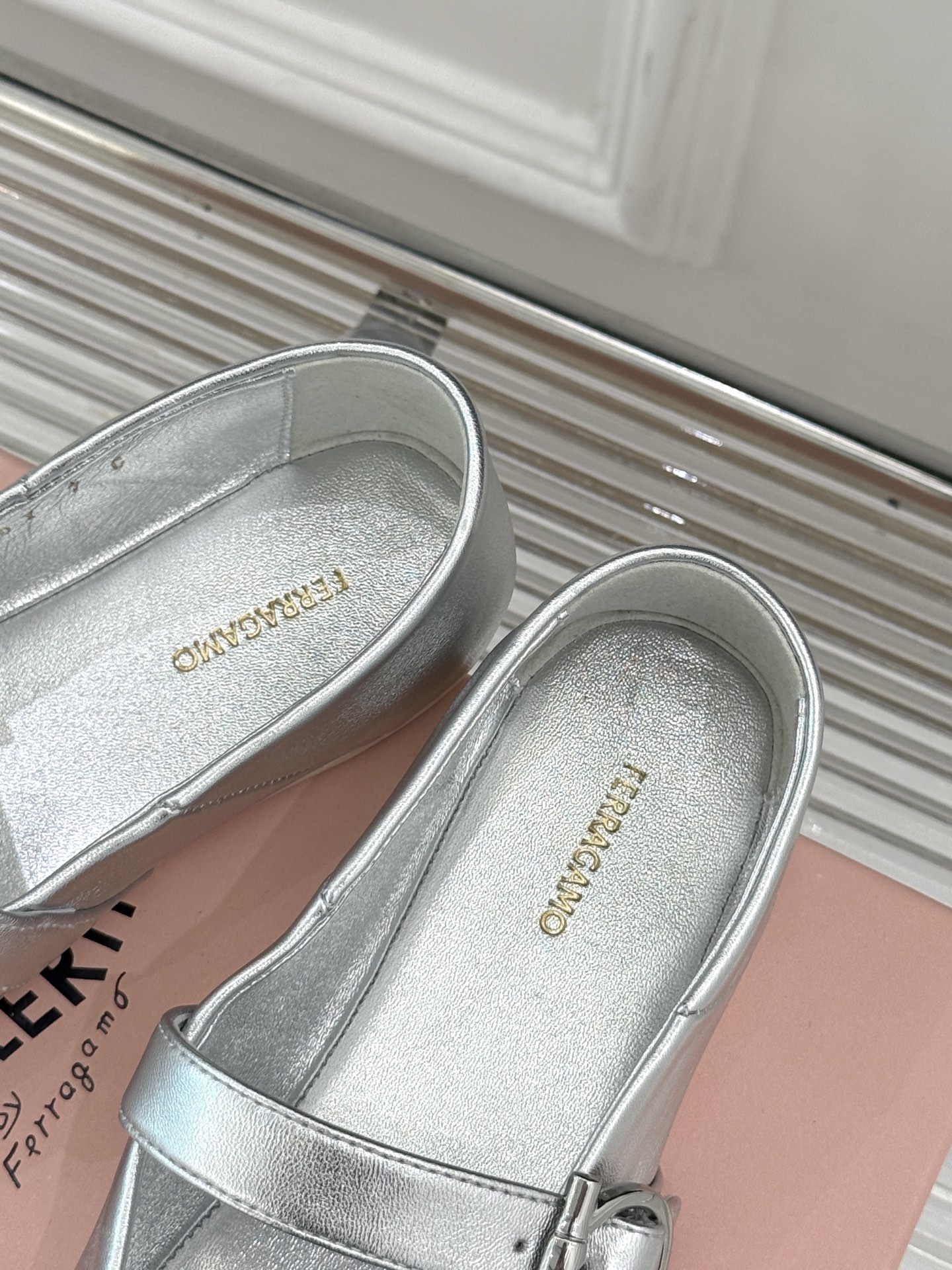 
Ferragamo/菲拉格慕25AW新品
复古平底玛丽珍鞋
第一眼看上就被种草了
满满的法式复古风
上