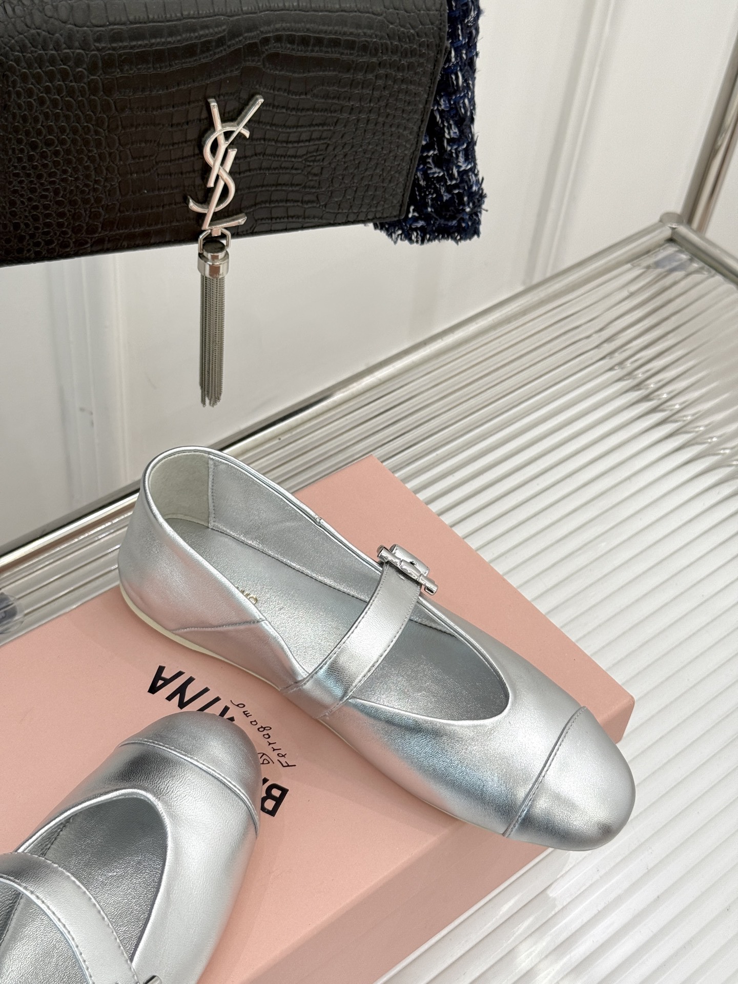 
Ferragamo/菲拉格慕25AW新品
复古平底玛丽珍鞋
第一眼看上就被种草了
满满的法式复古风
上